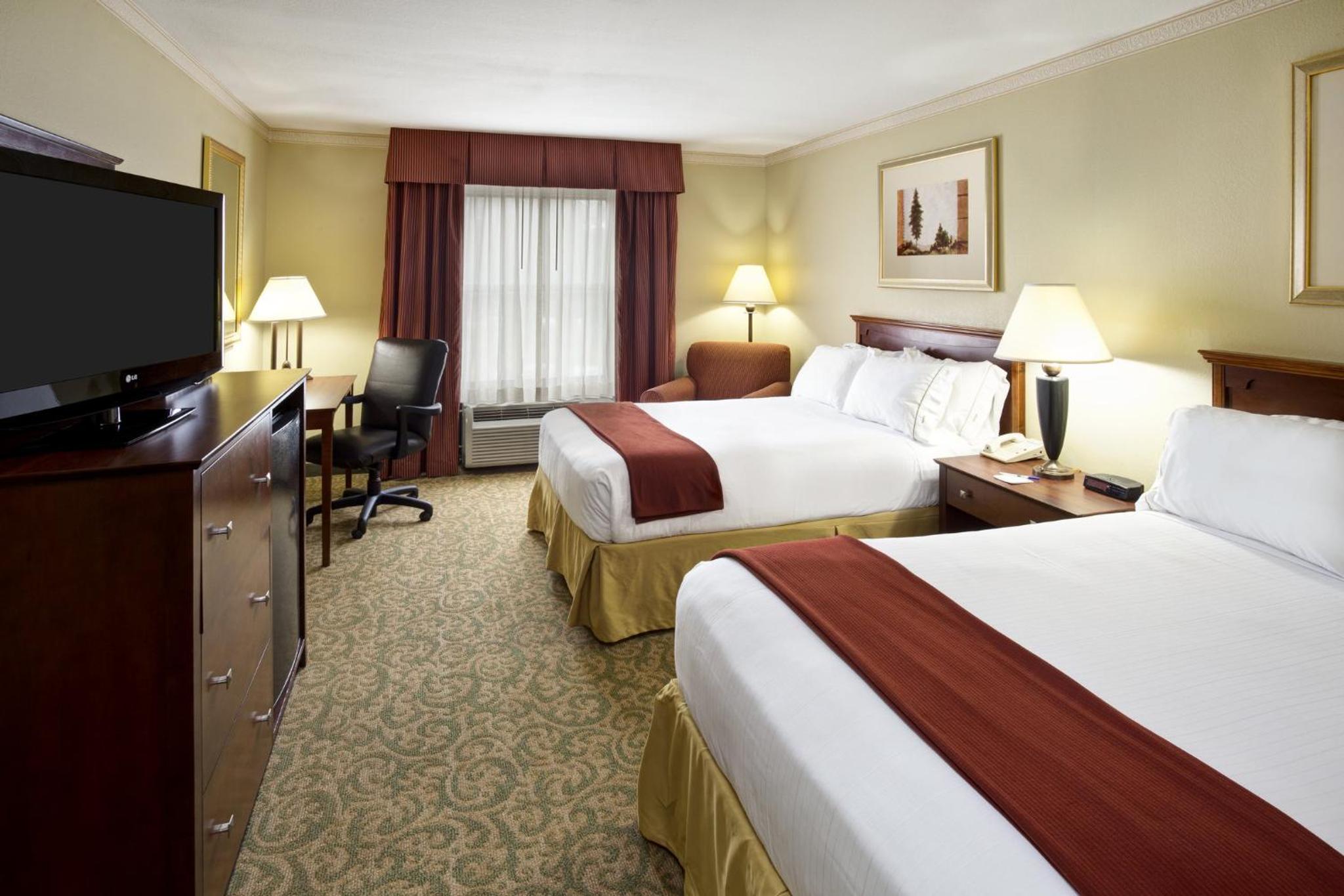 Queen Room with Two Queen Beds - Mobility Access Tub/Non-Smoking - Photo 4