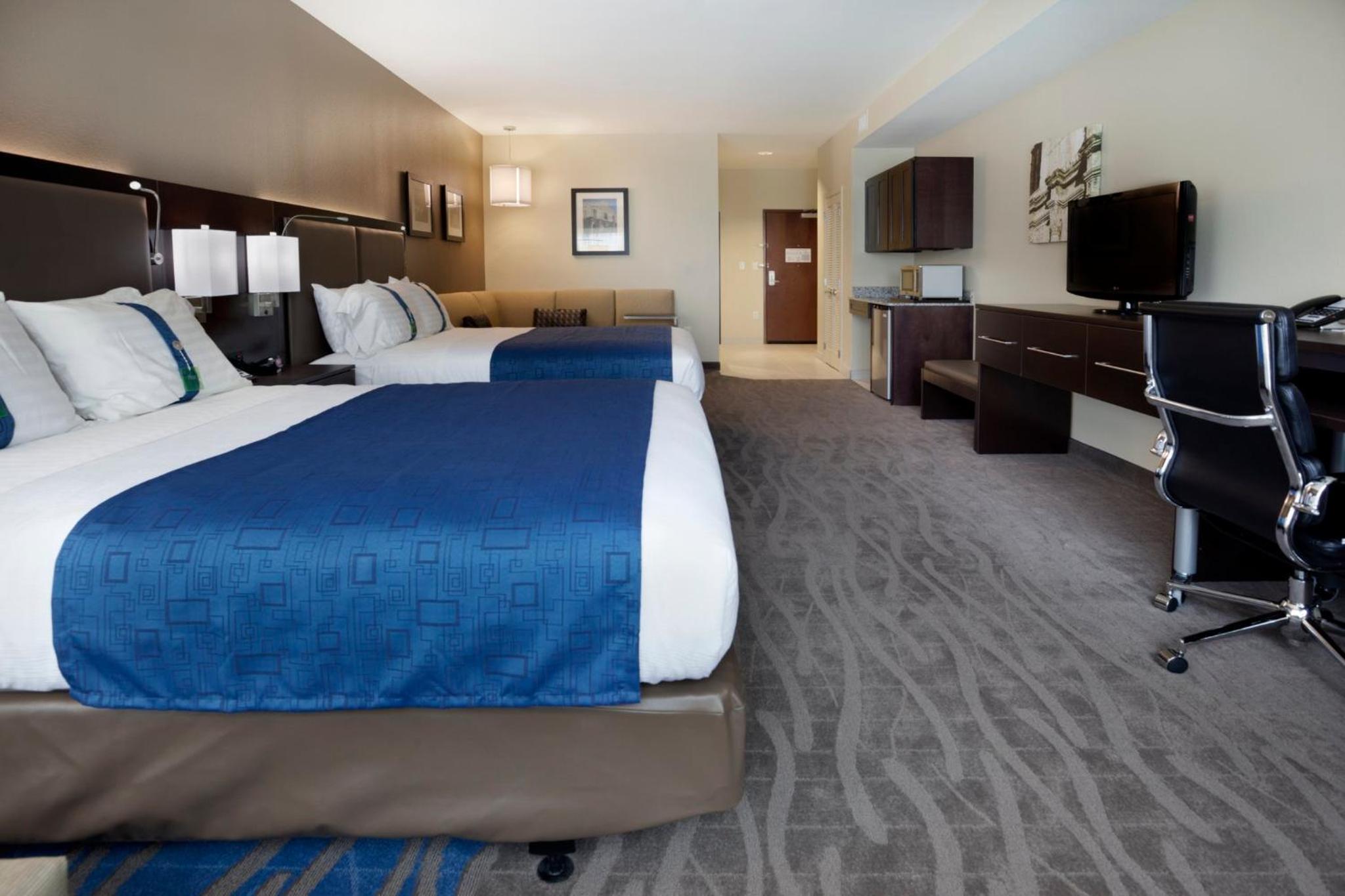 Standard Queen Room with Two Queen Beds - Photo 6