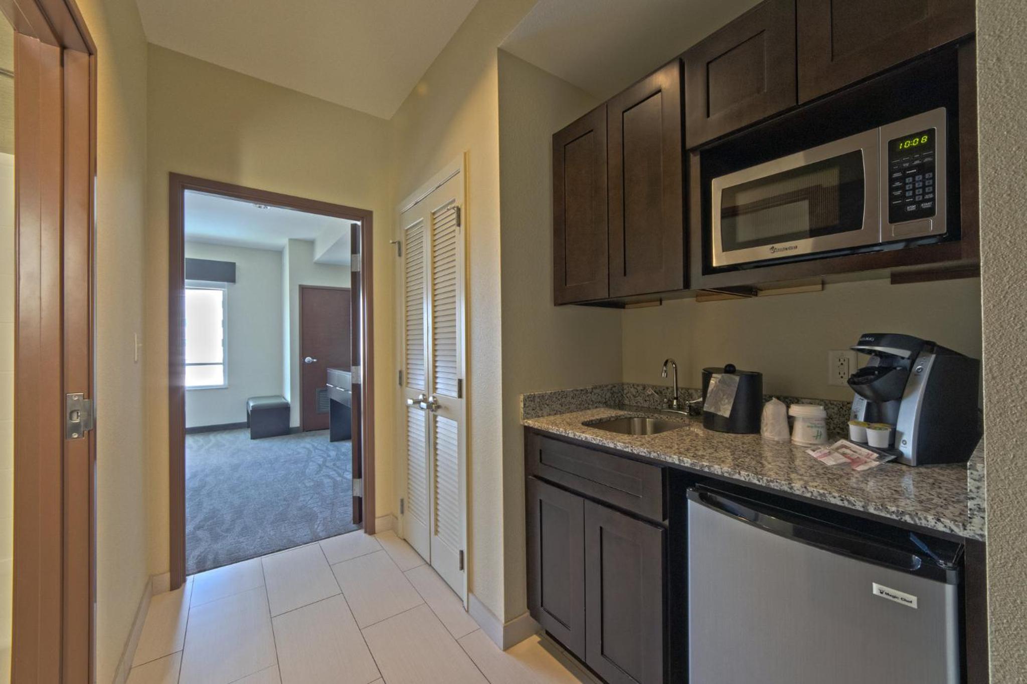 One-Bedroom King Suite - Communications Accessible - Photo 4