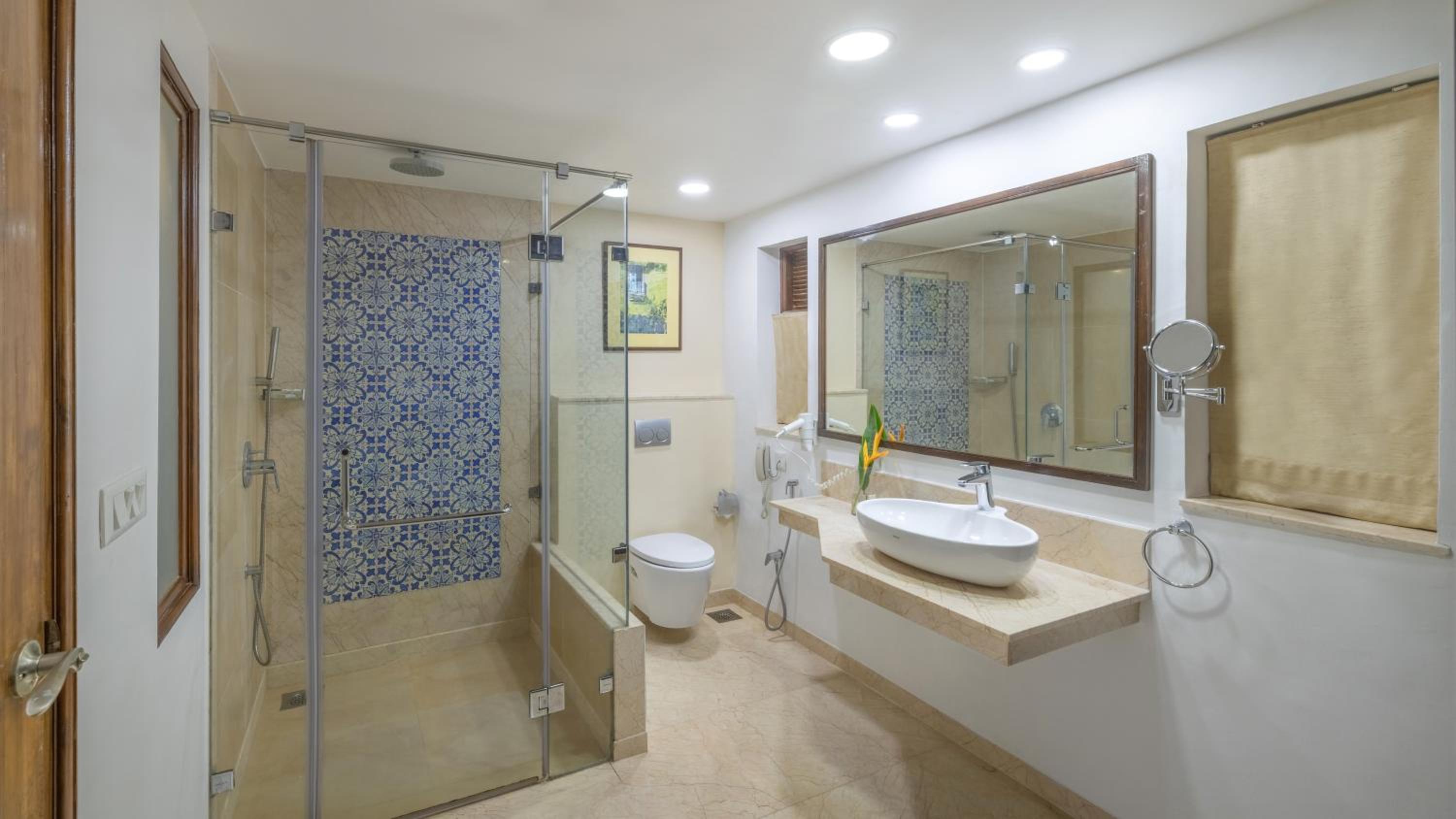 Premium King Suite – 4 pints of beer bucket per stay, 10% Discount on Food & Beverages, Laundry and SPA photo