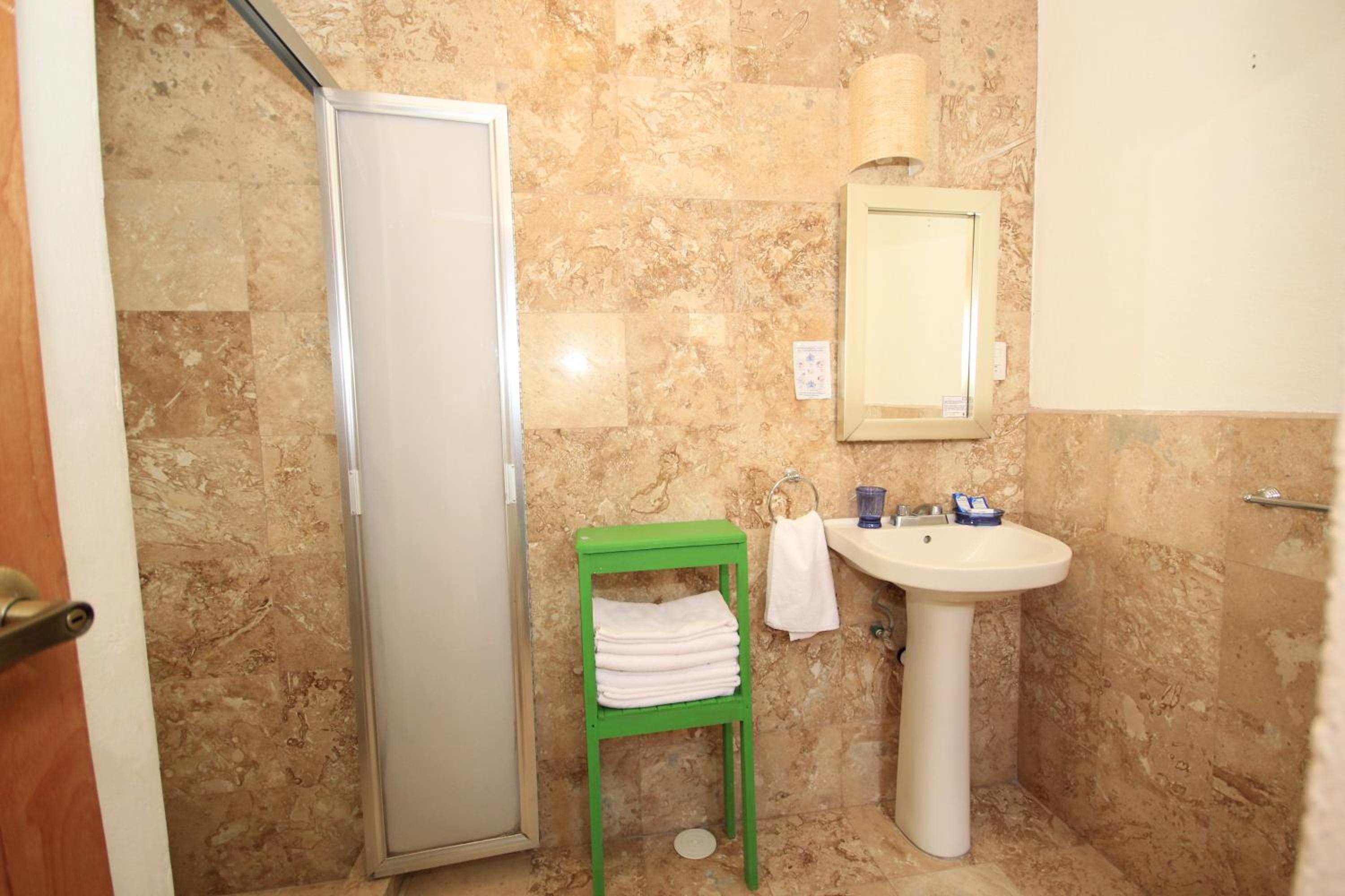 Double Room with Two Double Beds - Photo 23