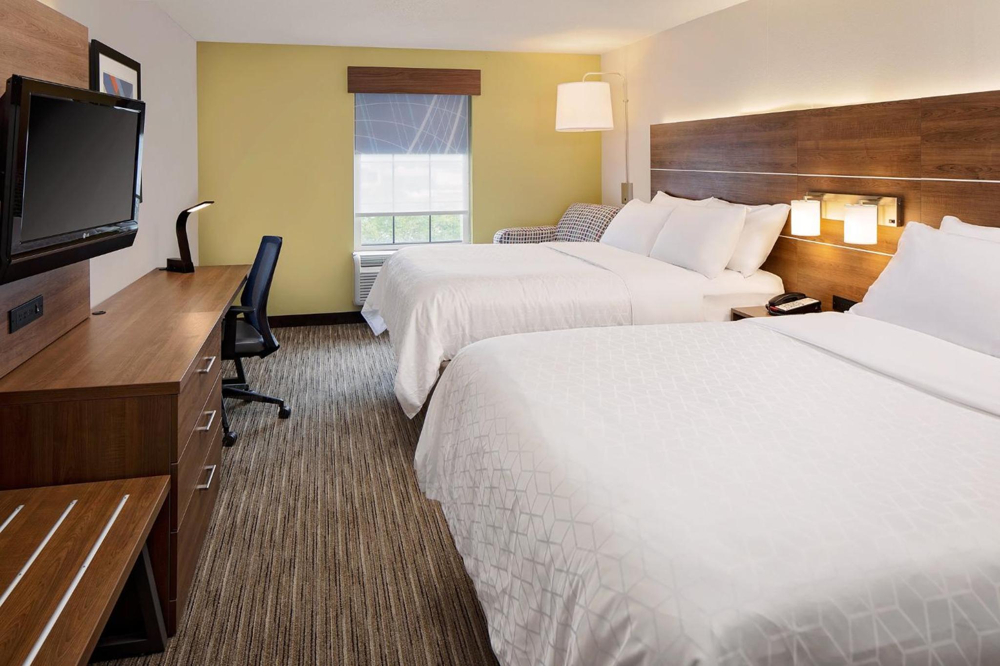 Standard Queen Room with Two Queen Beds - Photo 3