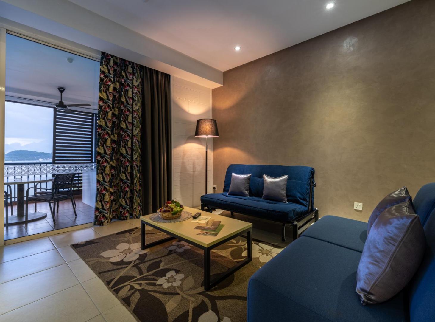 Two-Bedroom Suite with Sea View  (side by side)