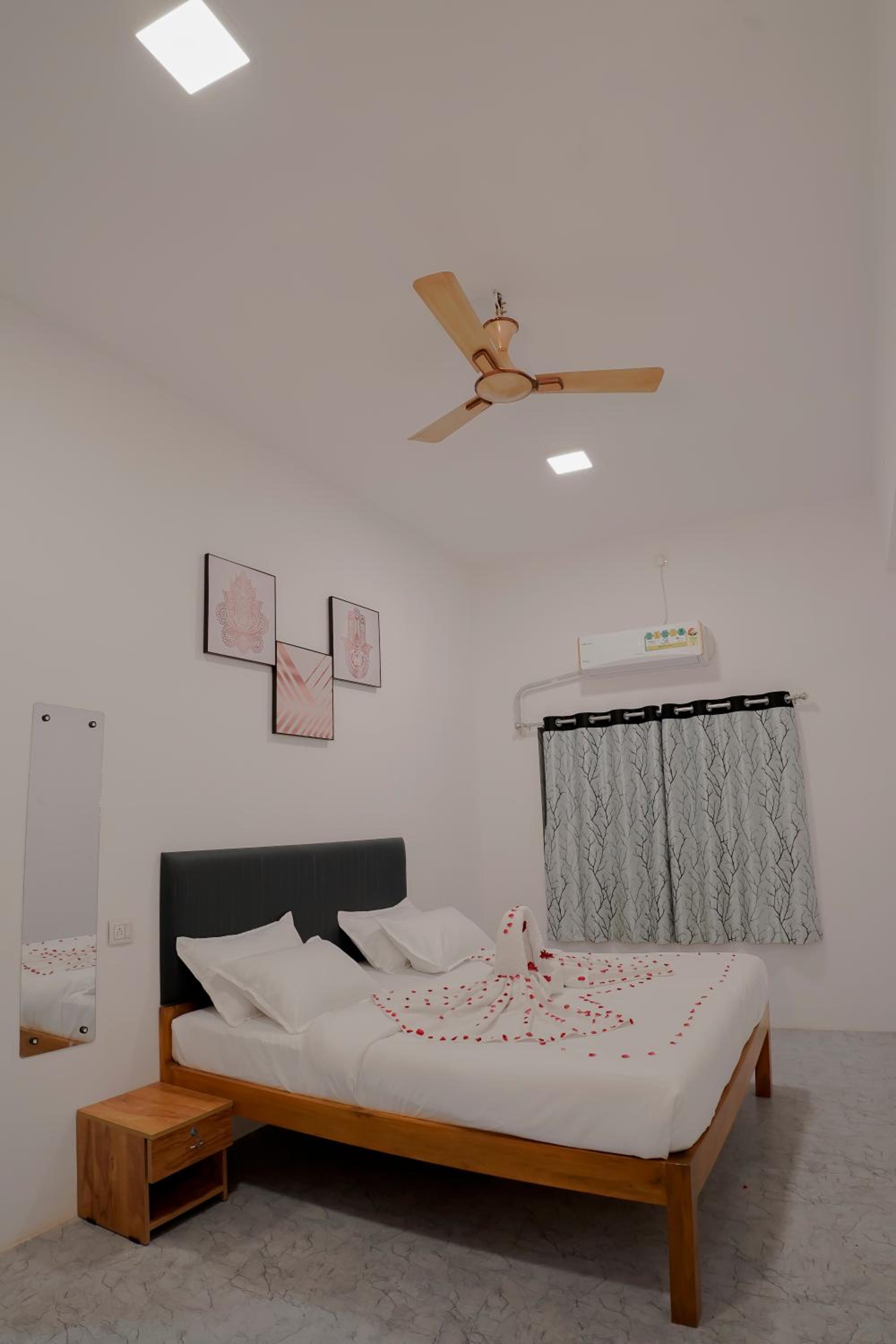 Deluxe Room - Photo 20