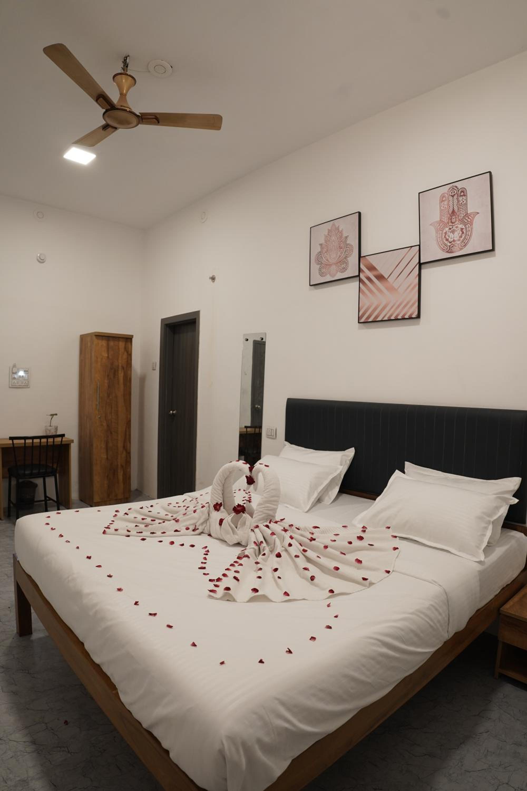 Deluxe Room - Photo 19