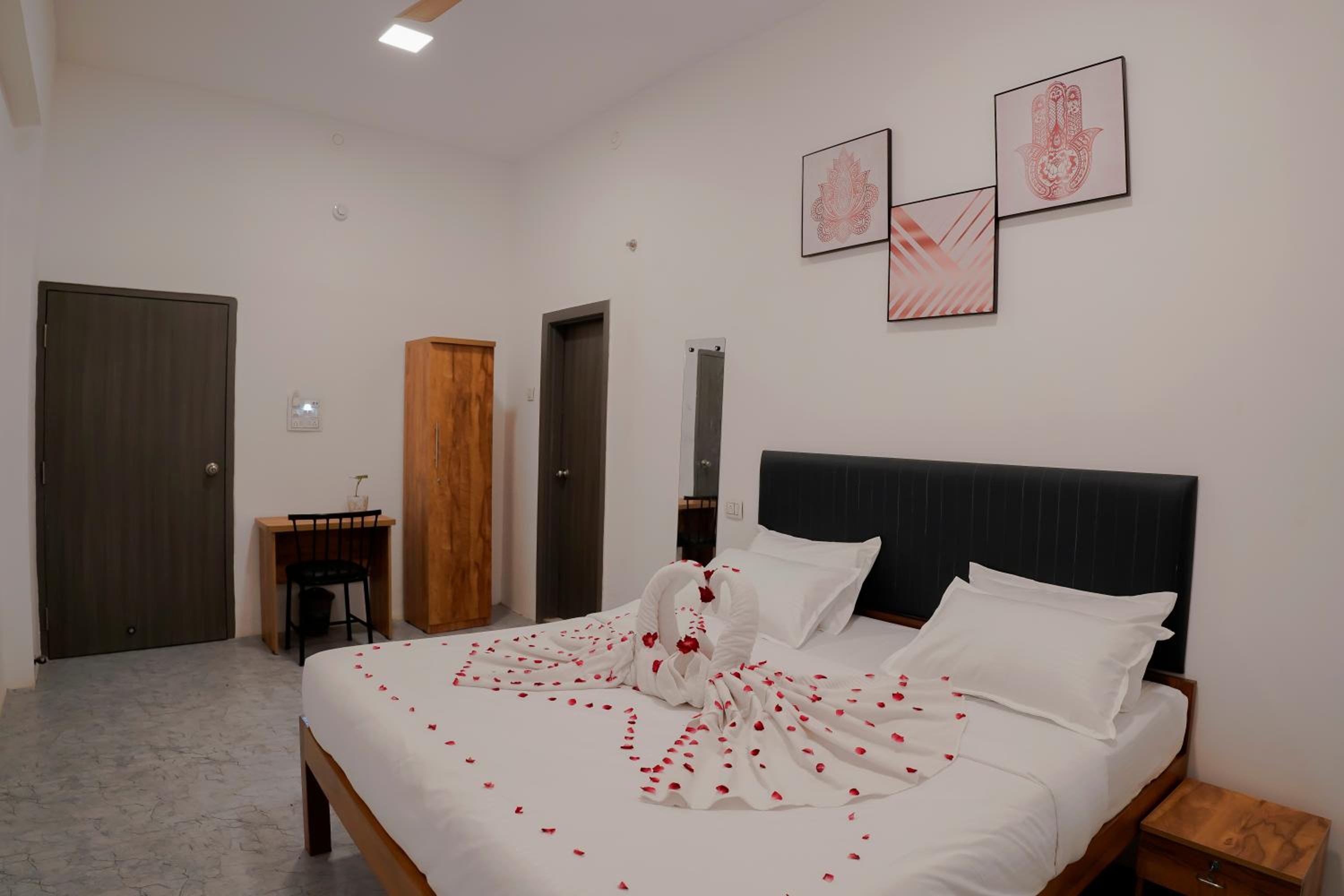 Deluxe Room - Photo 17