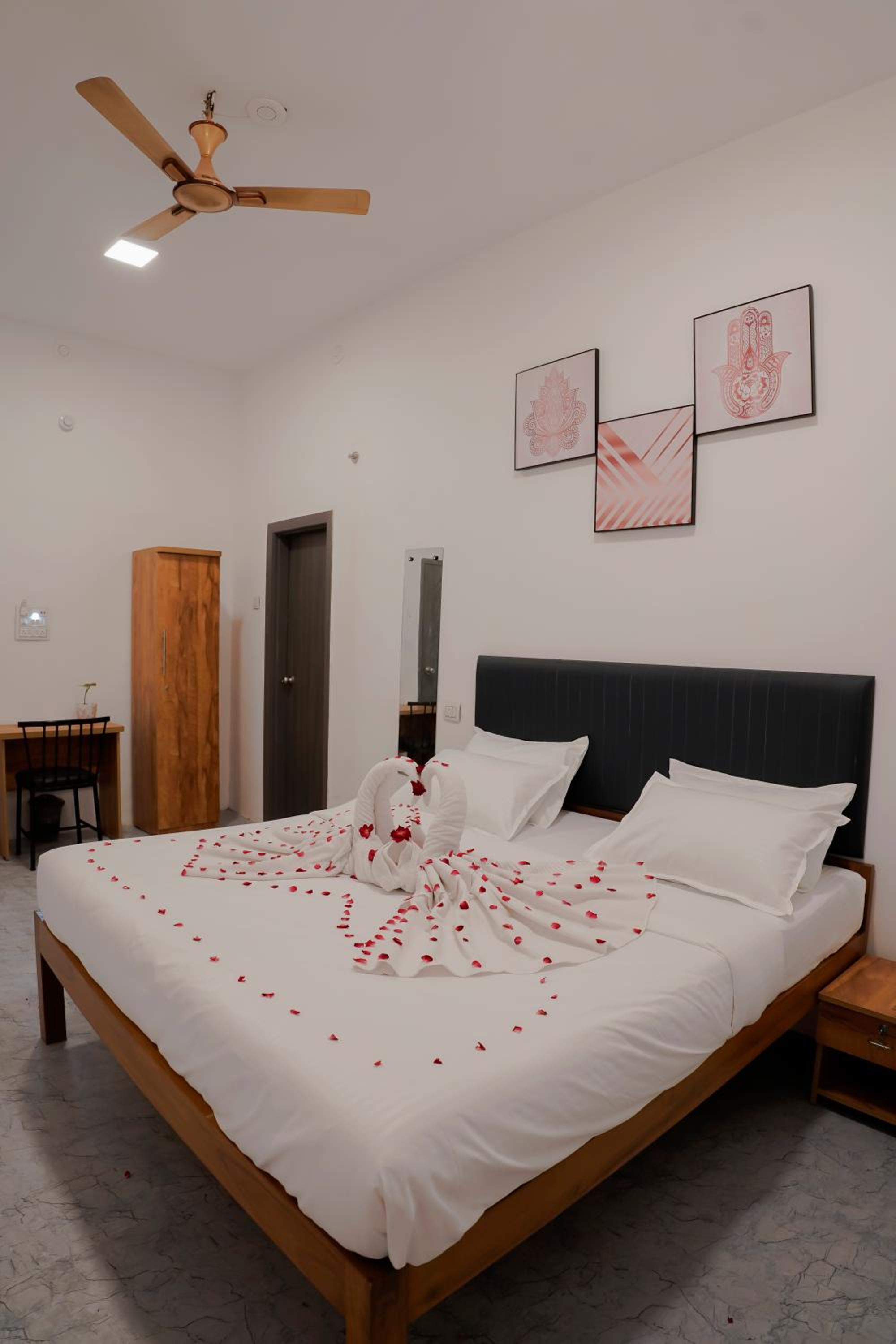 Deluxe Room - Photo 15