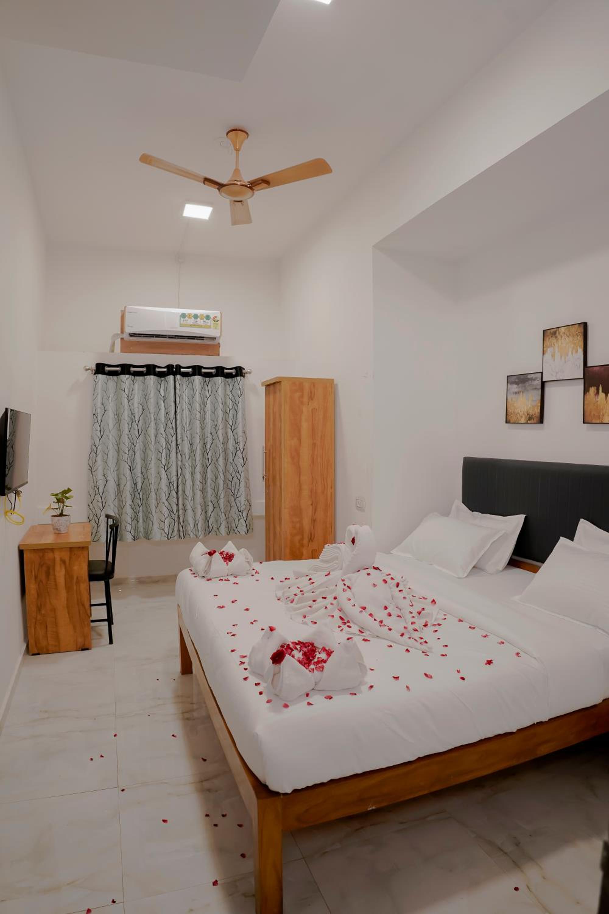 Deluxe Room - Photo 13