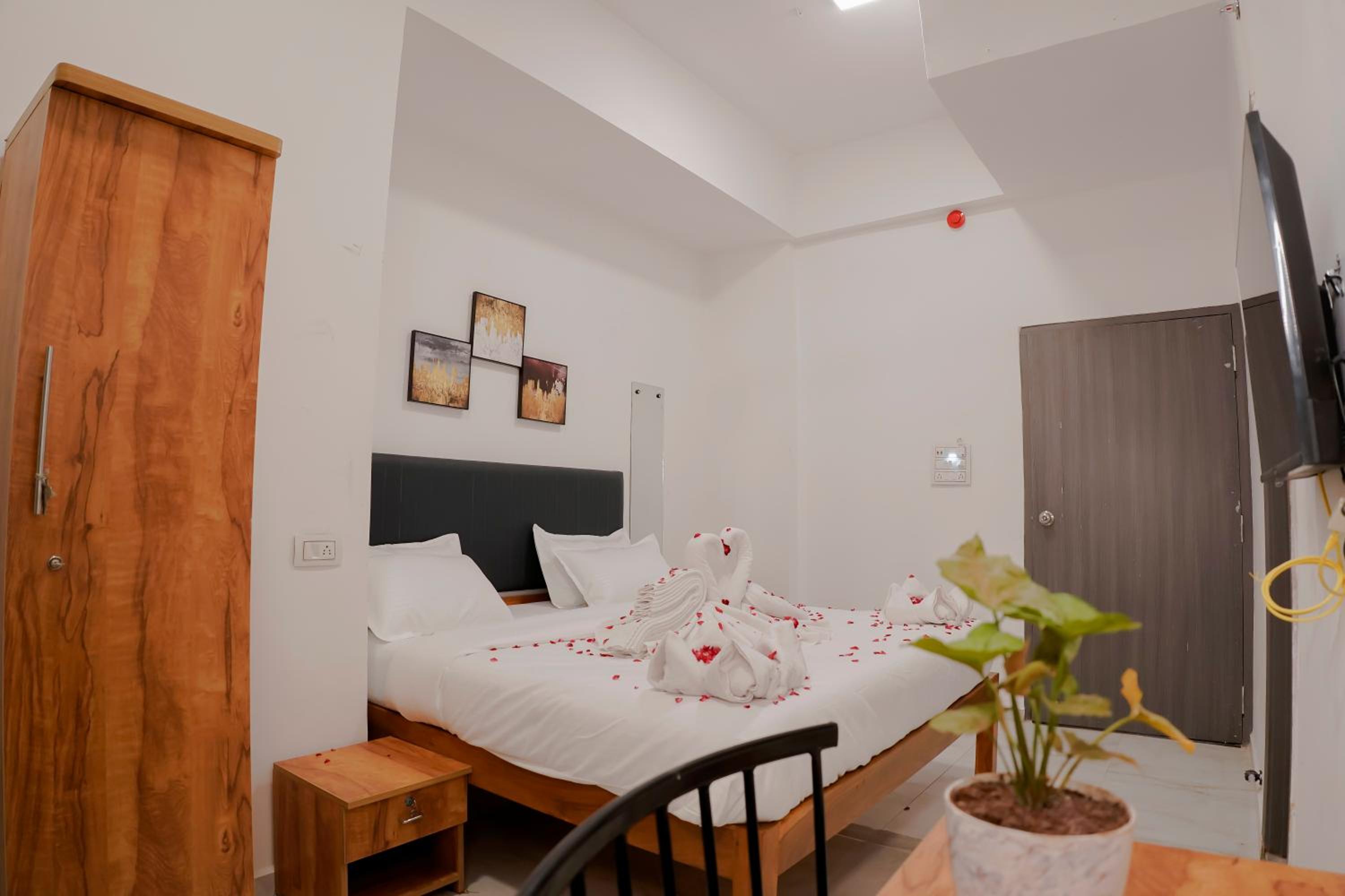 Deluxe Room - Photo 12