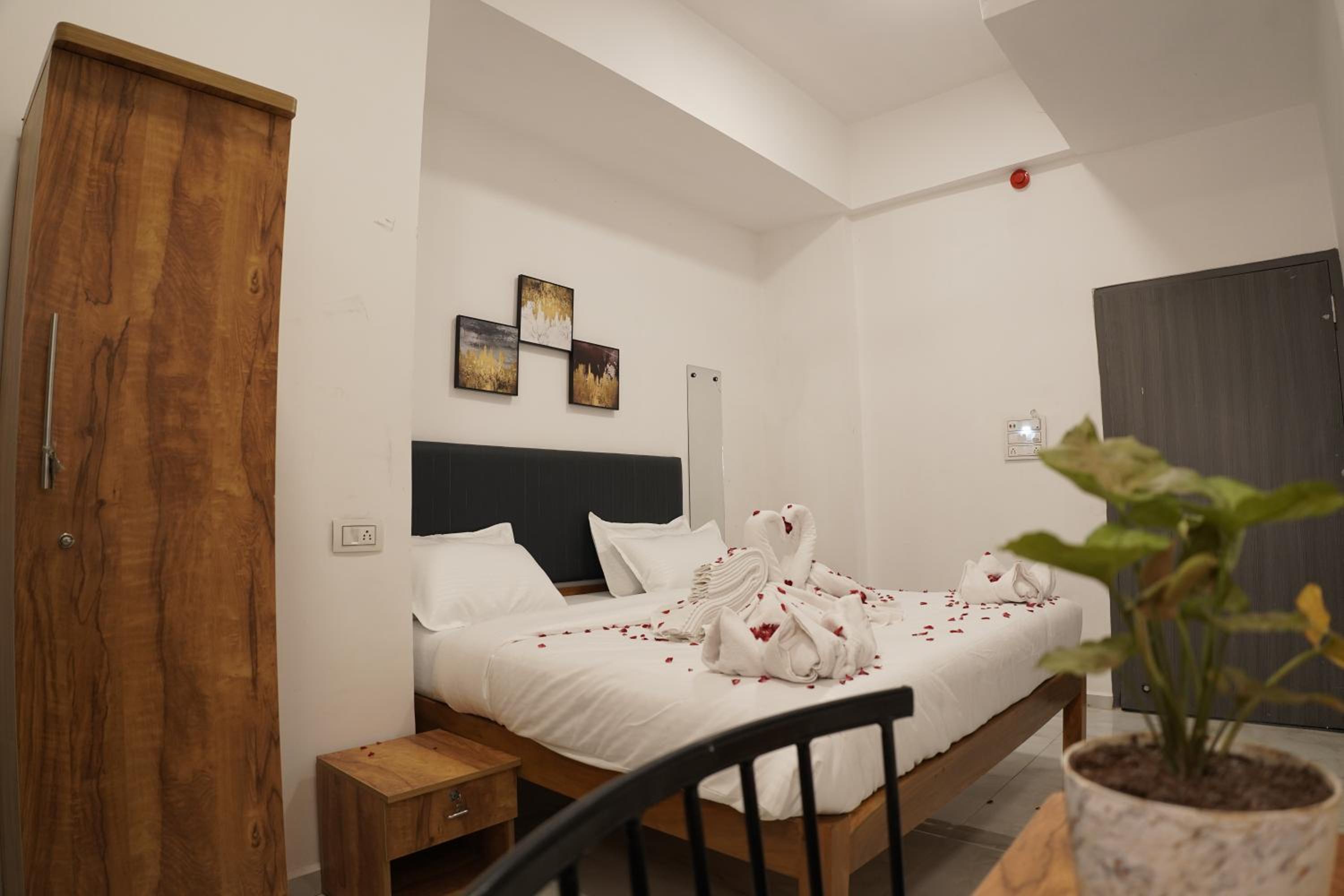 Deluxe Room - Photo 6