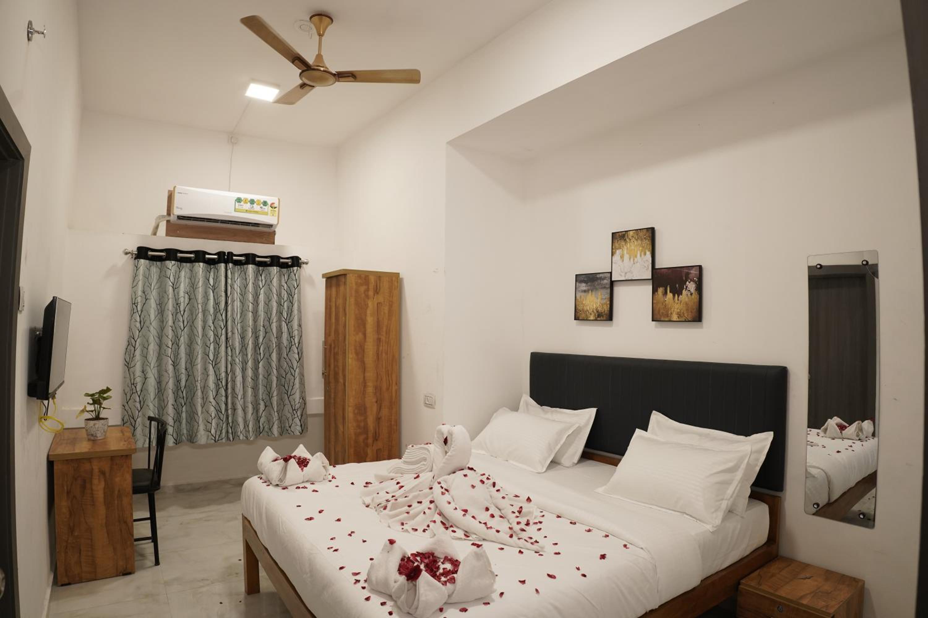 Deluxe Room - Photo 5