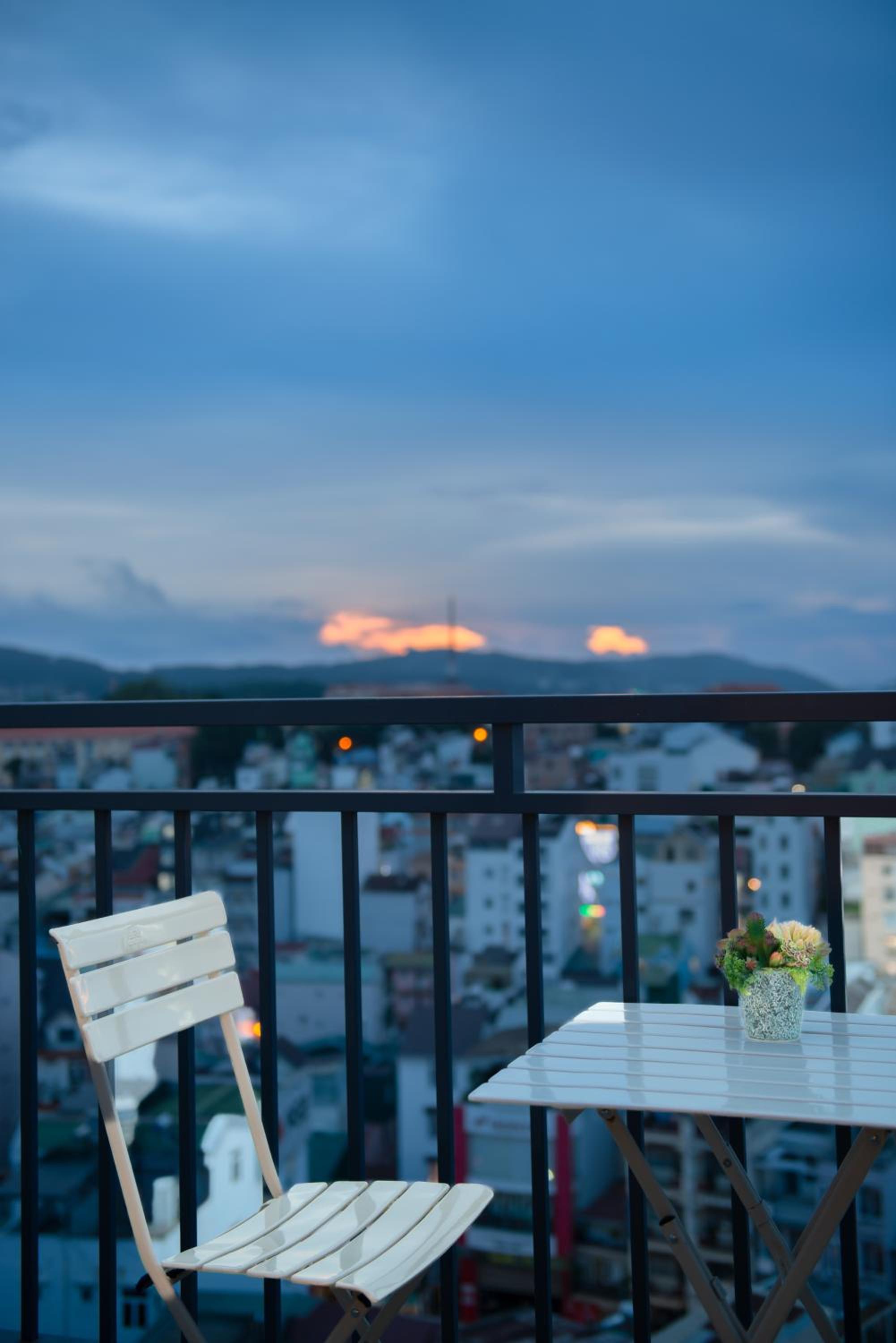 Apartment with Balcony photo 2