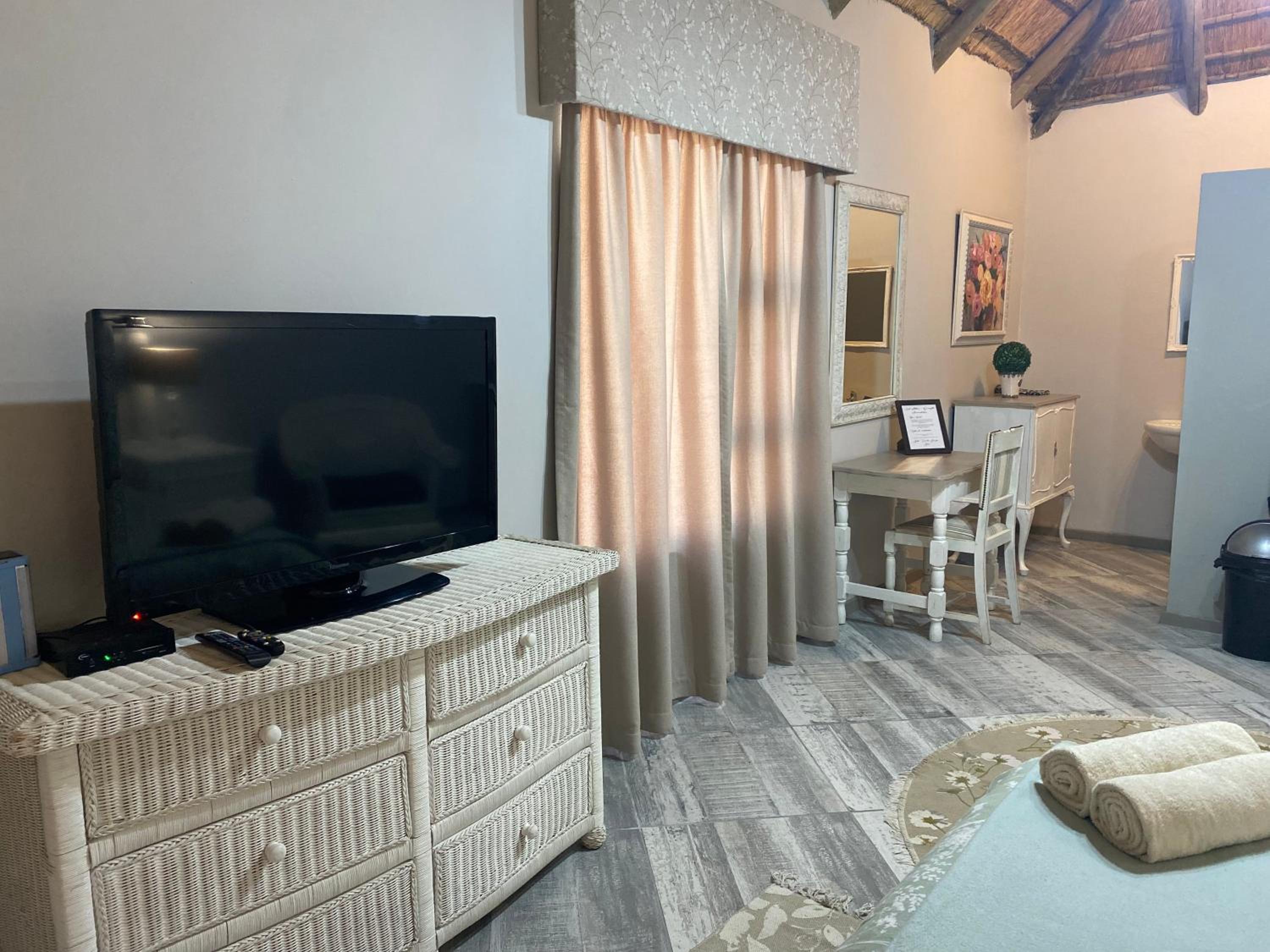 Classic Double Room - Photo 17