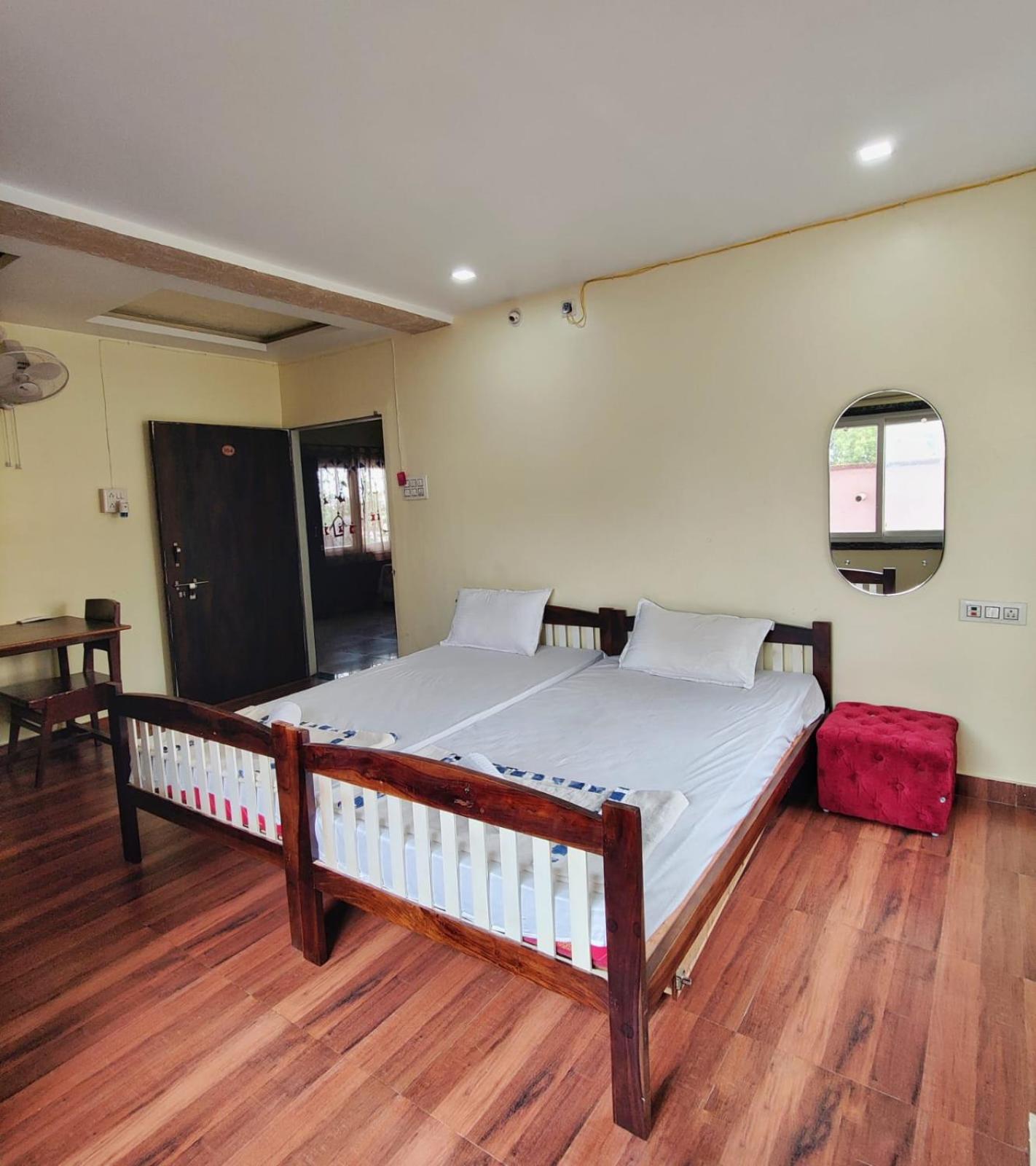 Apartment with Balcony photo 2
