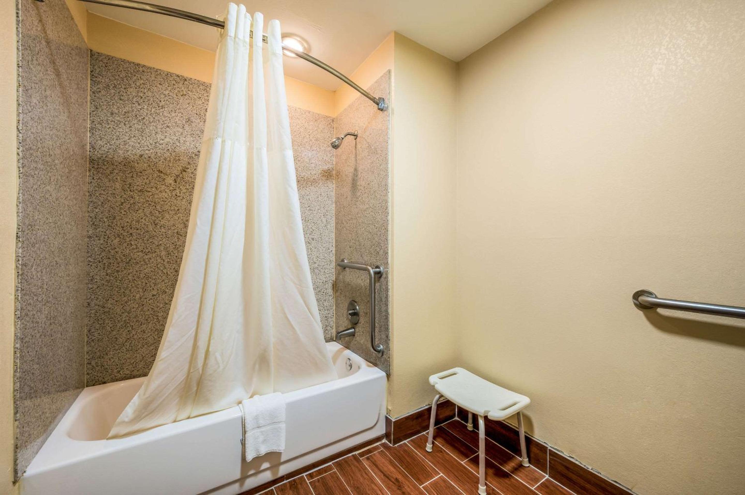 Queen Room - Accessible/Non-Smoking photo 1
