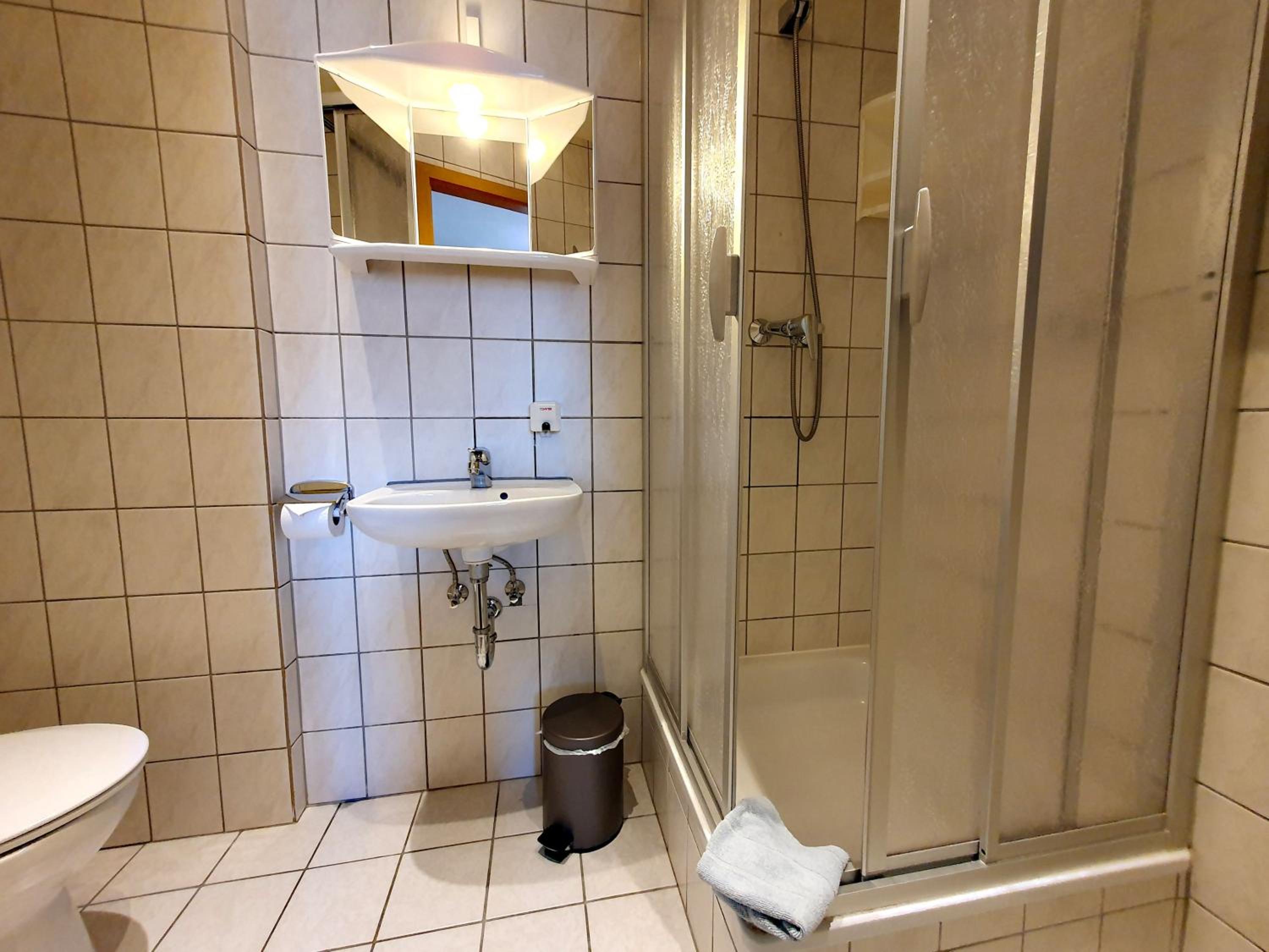 One-Bedroom Apartment with Shower photo 2