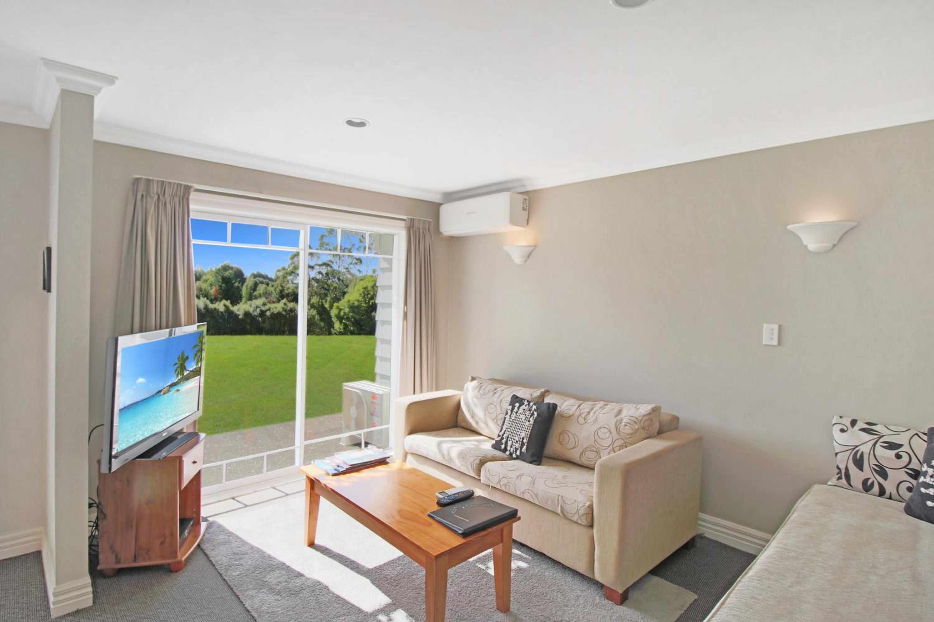 One-Bedroom Family Suite - Photo 7