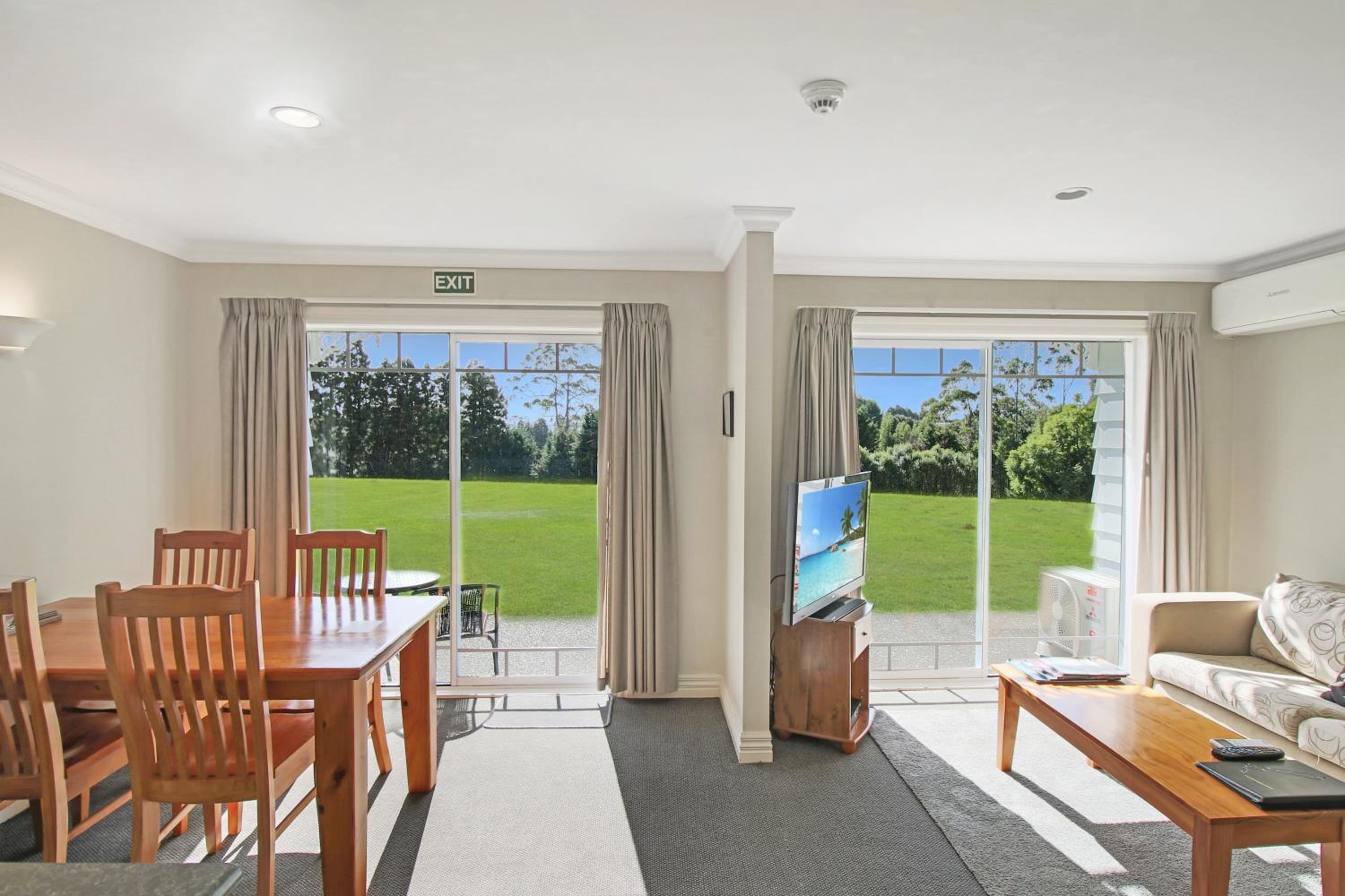 One-Bedroom Family Suite - Photo 5