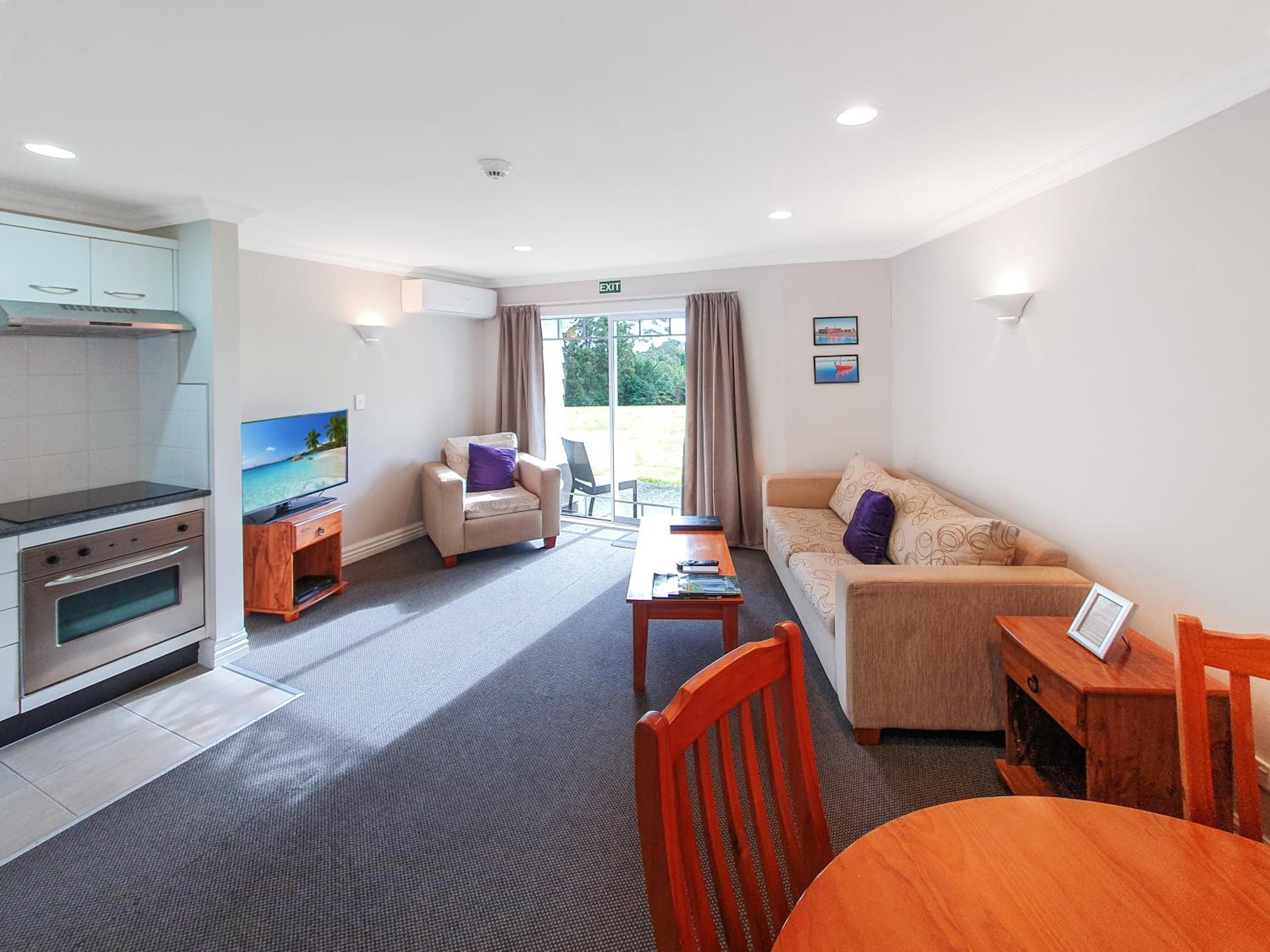 One-Bedroom Suite - Photo 10