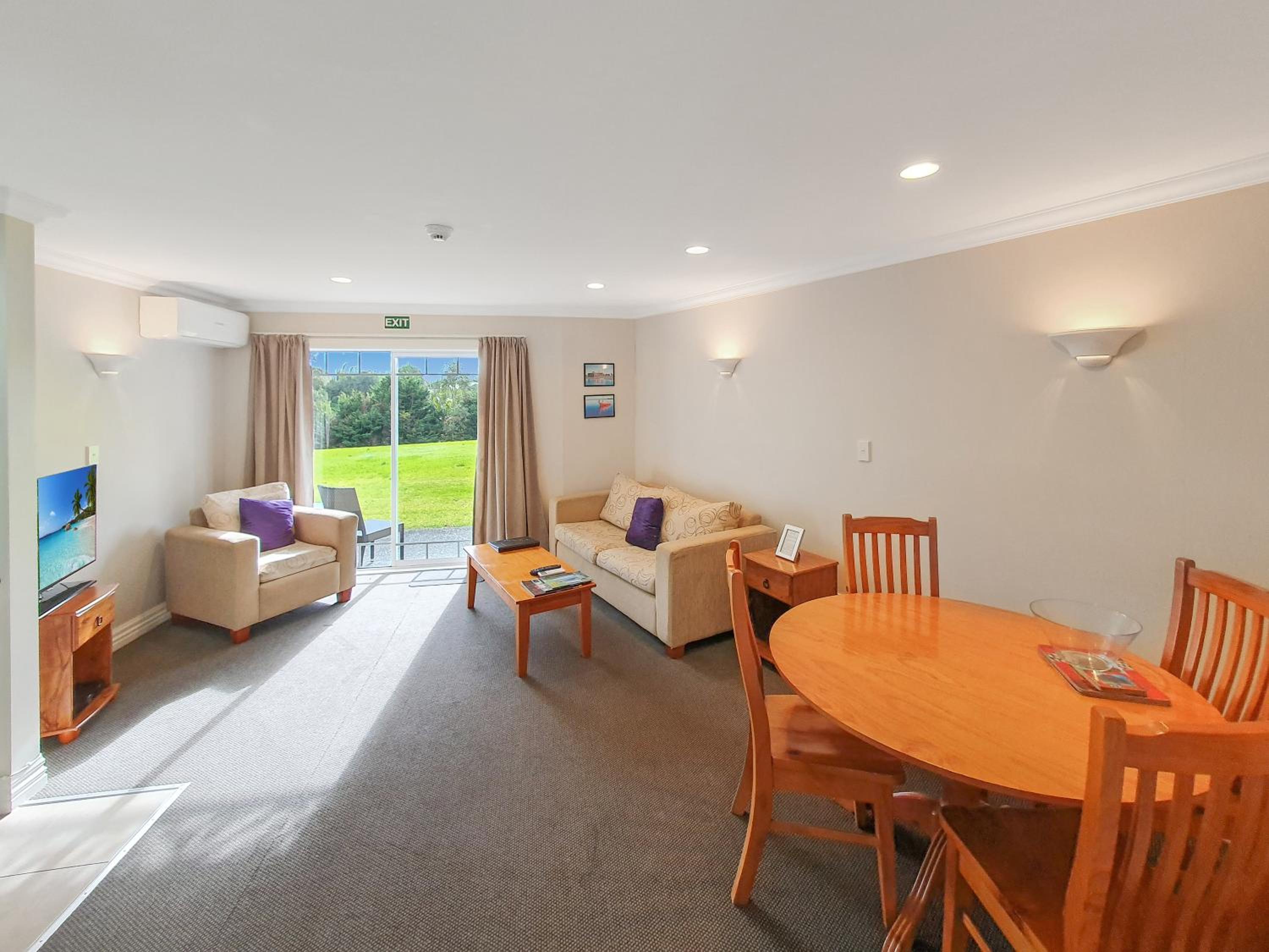 One-Bedroom Suite - Photo 2