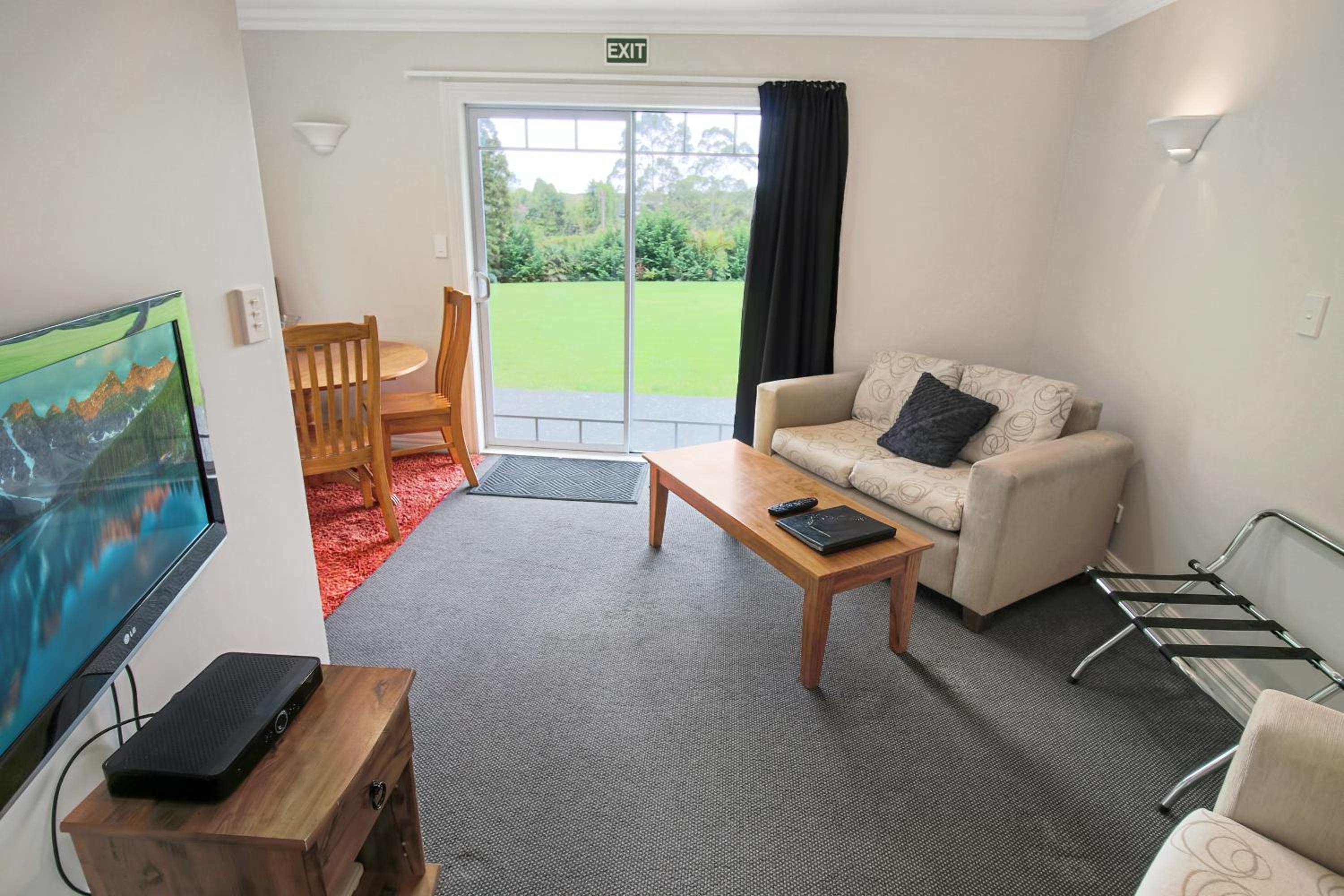 One-Bedroom Suite - Photo 4