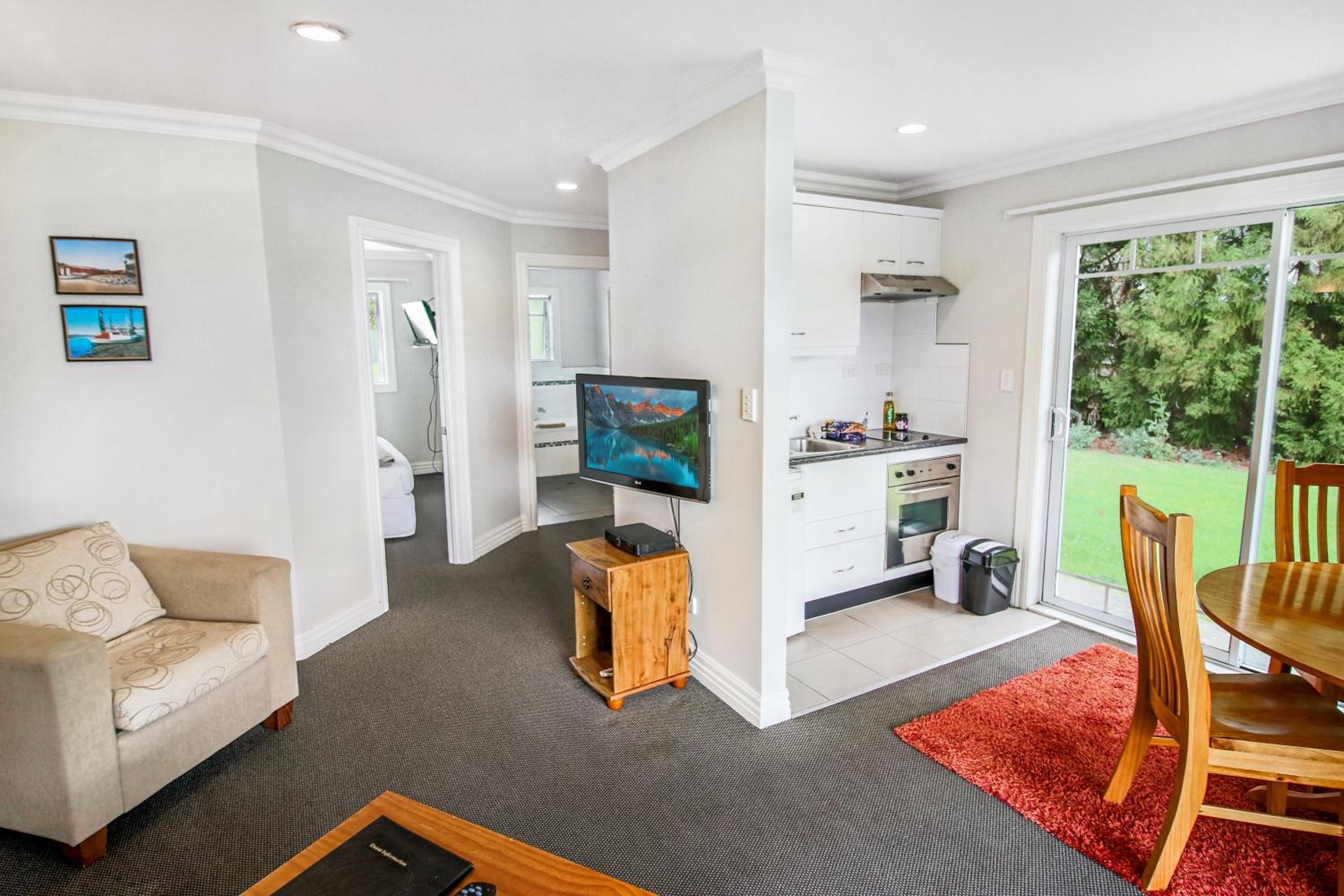 One-Bedroom Suite - Photo 8