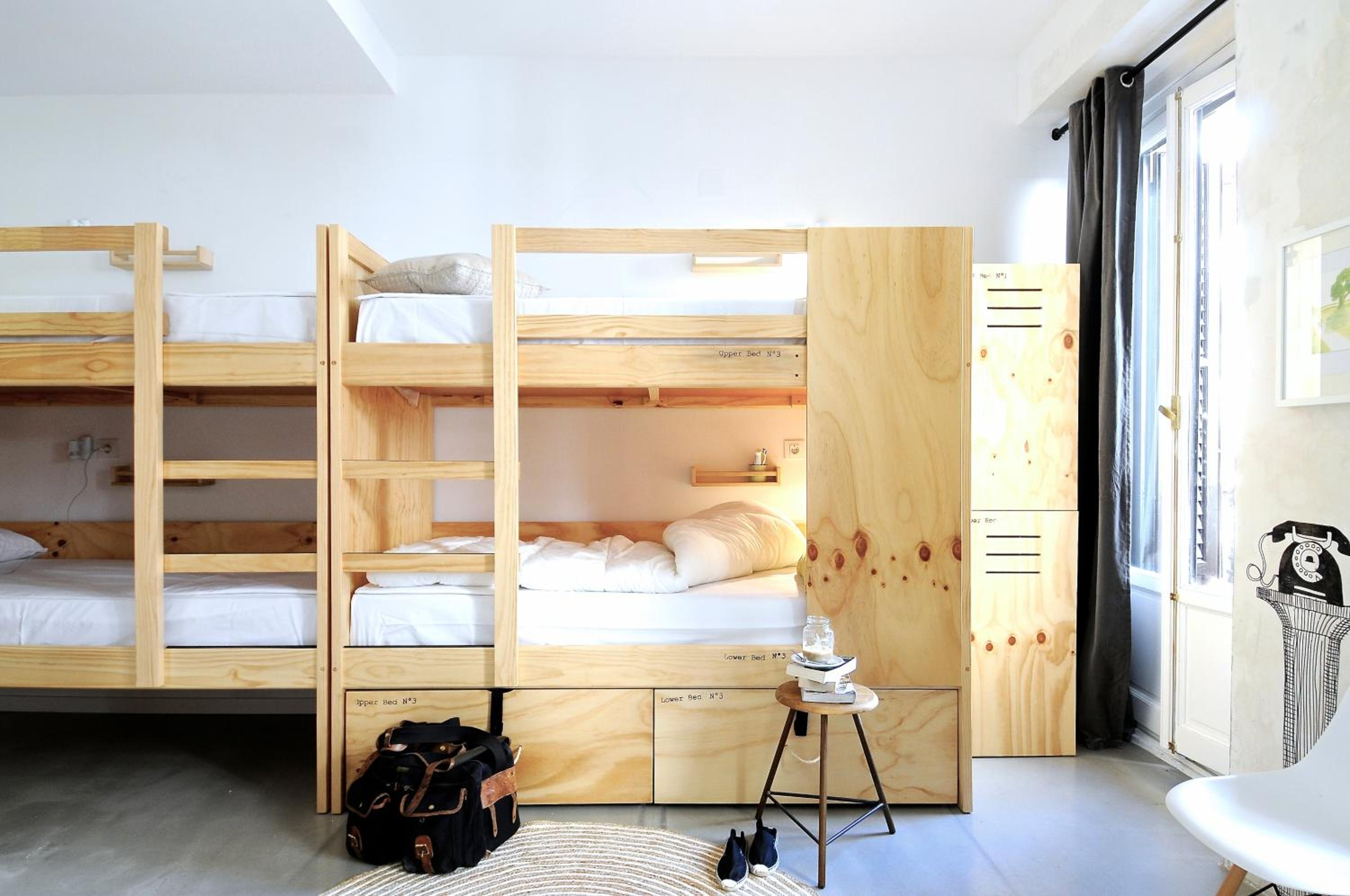 Cama individual en dormitorio compartido mixto de 8 camas con baño privado
