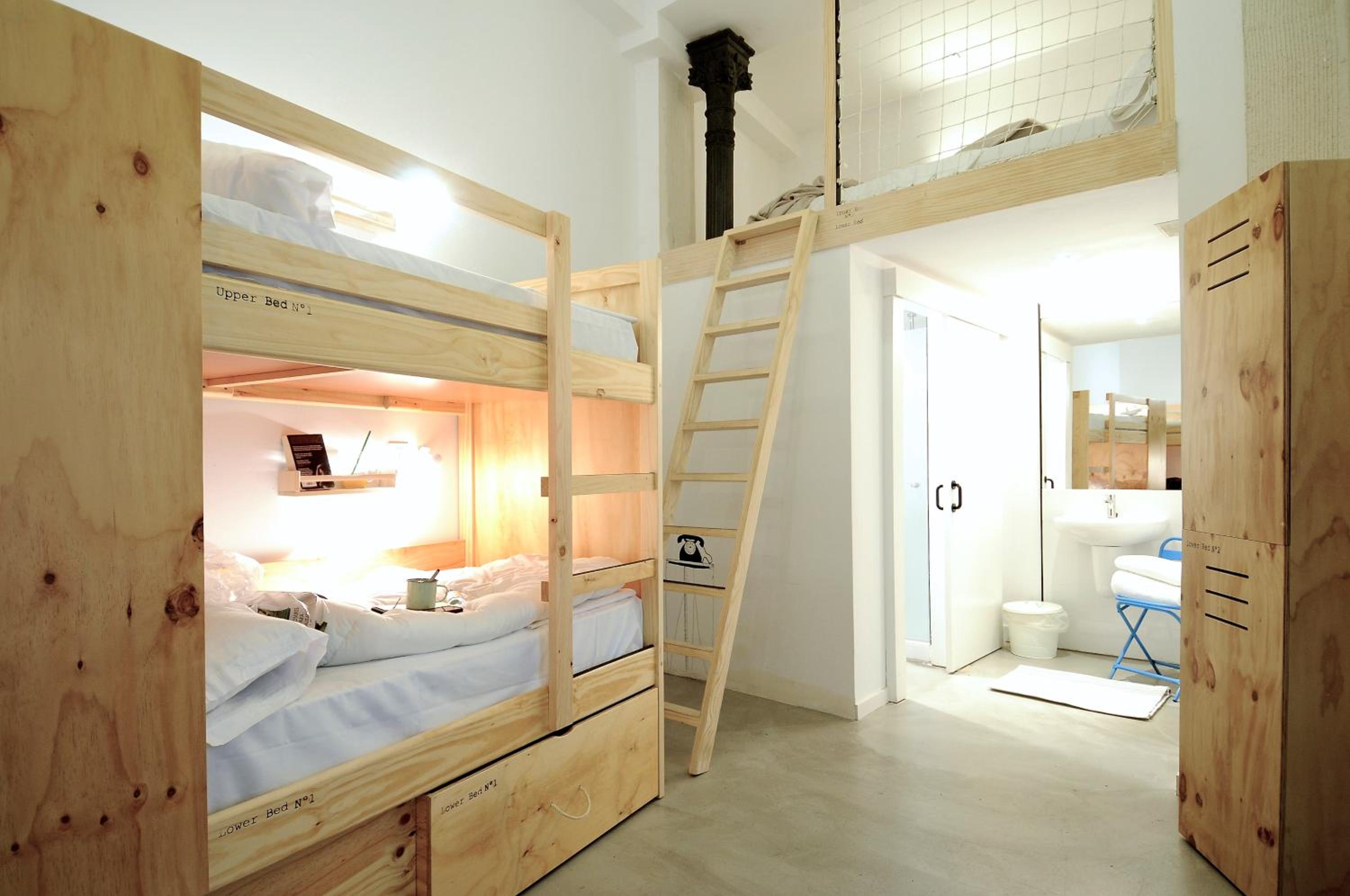 Cama individual en habitación compartida para mujeres de 4 camas con baño privado