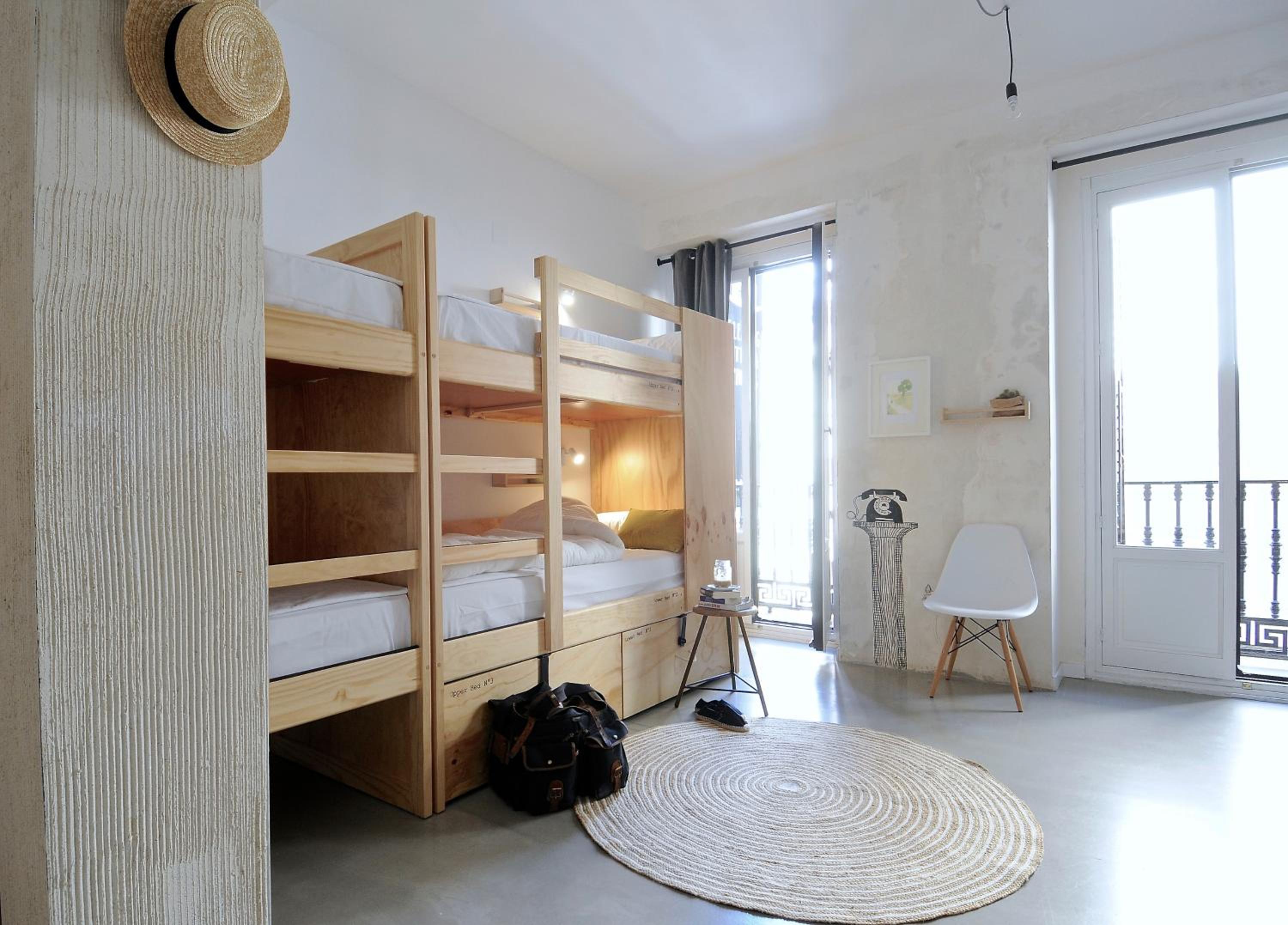 Cama individual en habitación compartida mixta para 8 personas con baño compartido.