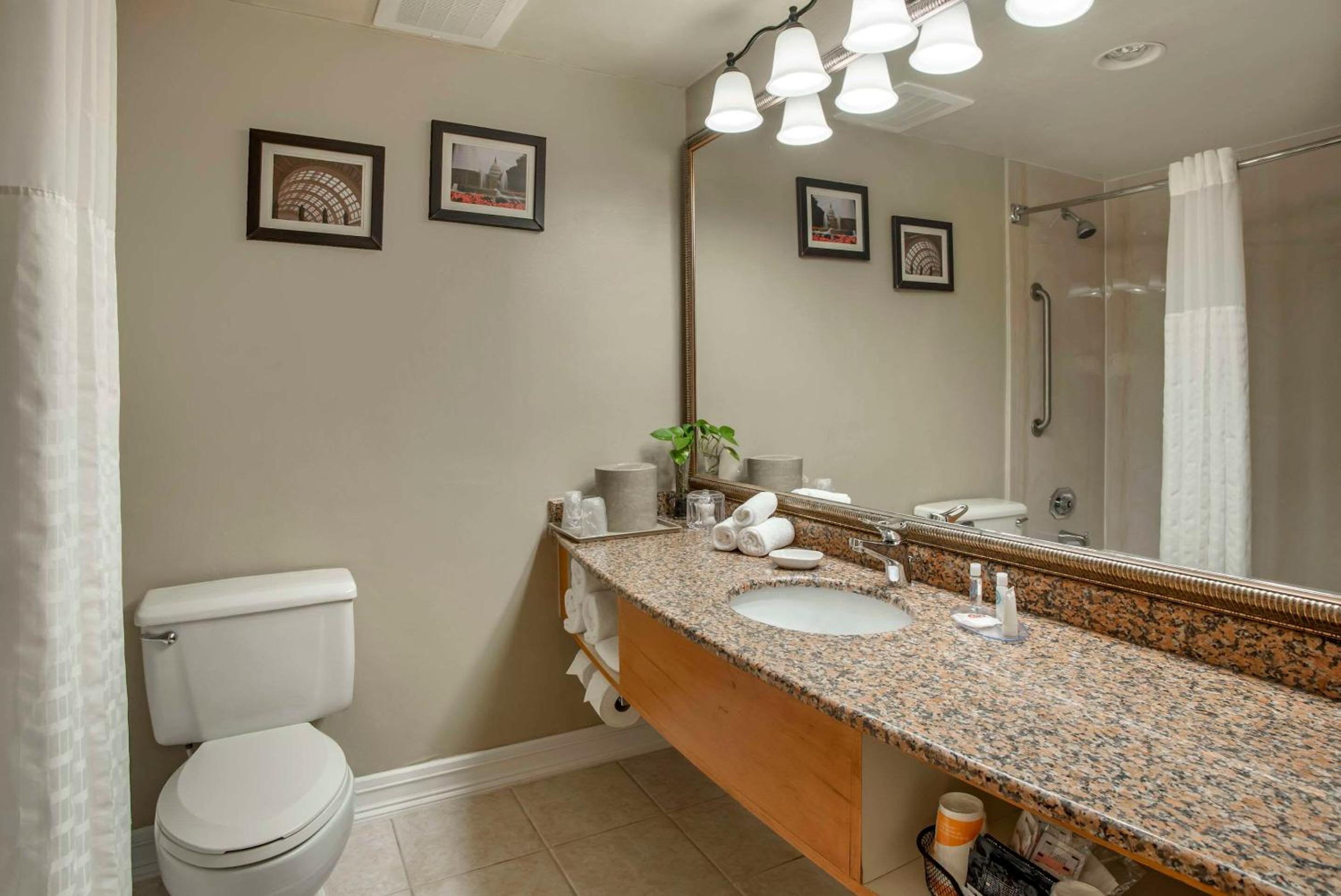 King Room - Non-Smoking - Photo 6