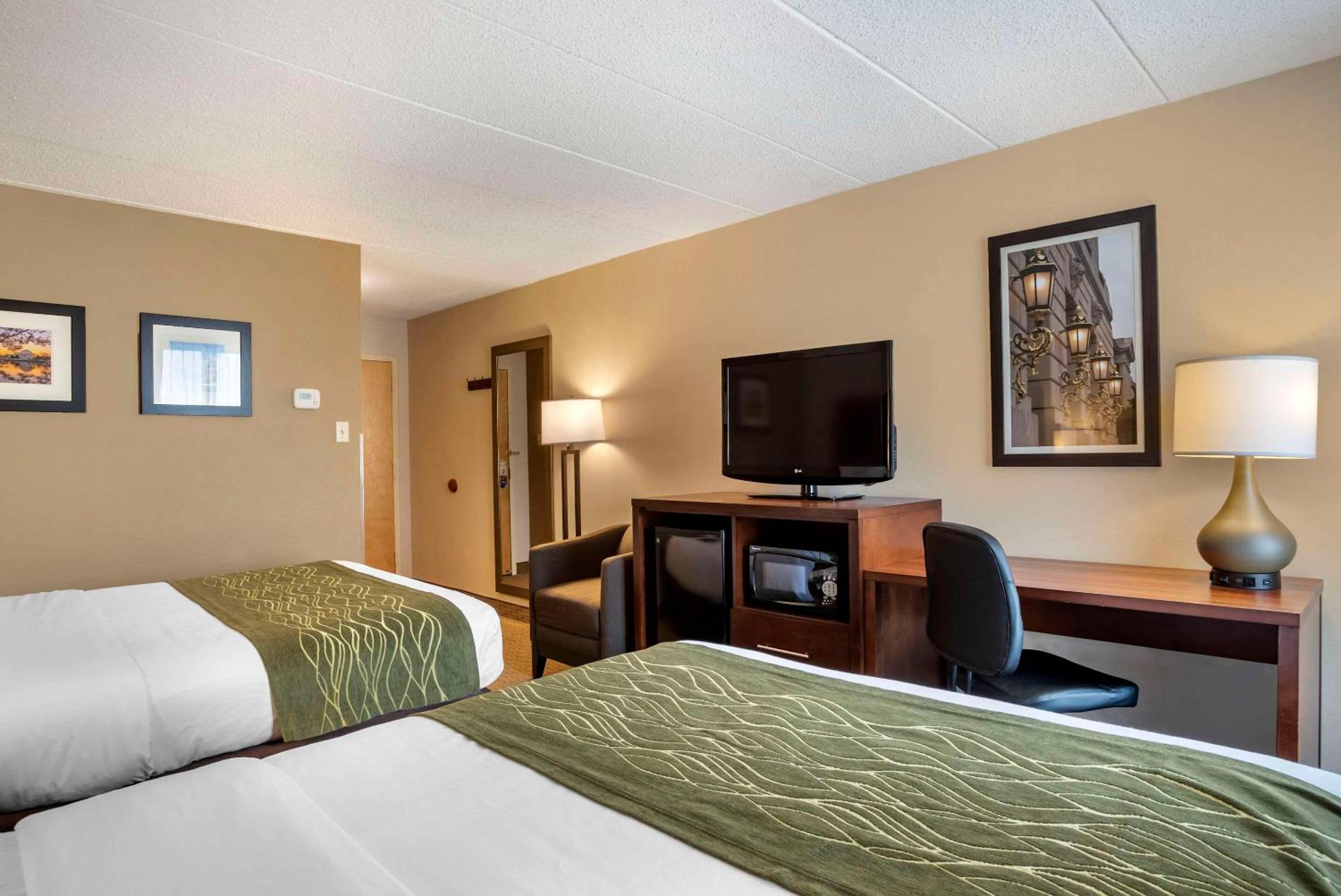 Queen Room with Two Queen Beds - Non-Smoking - Photo 7