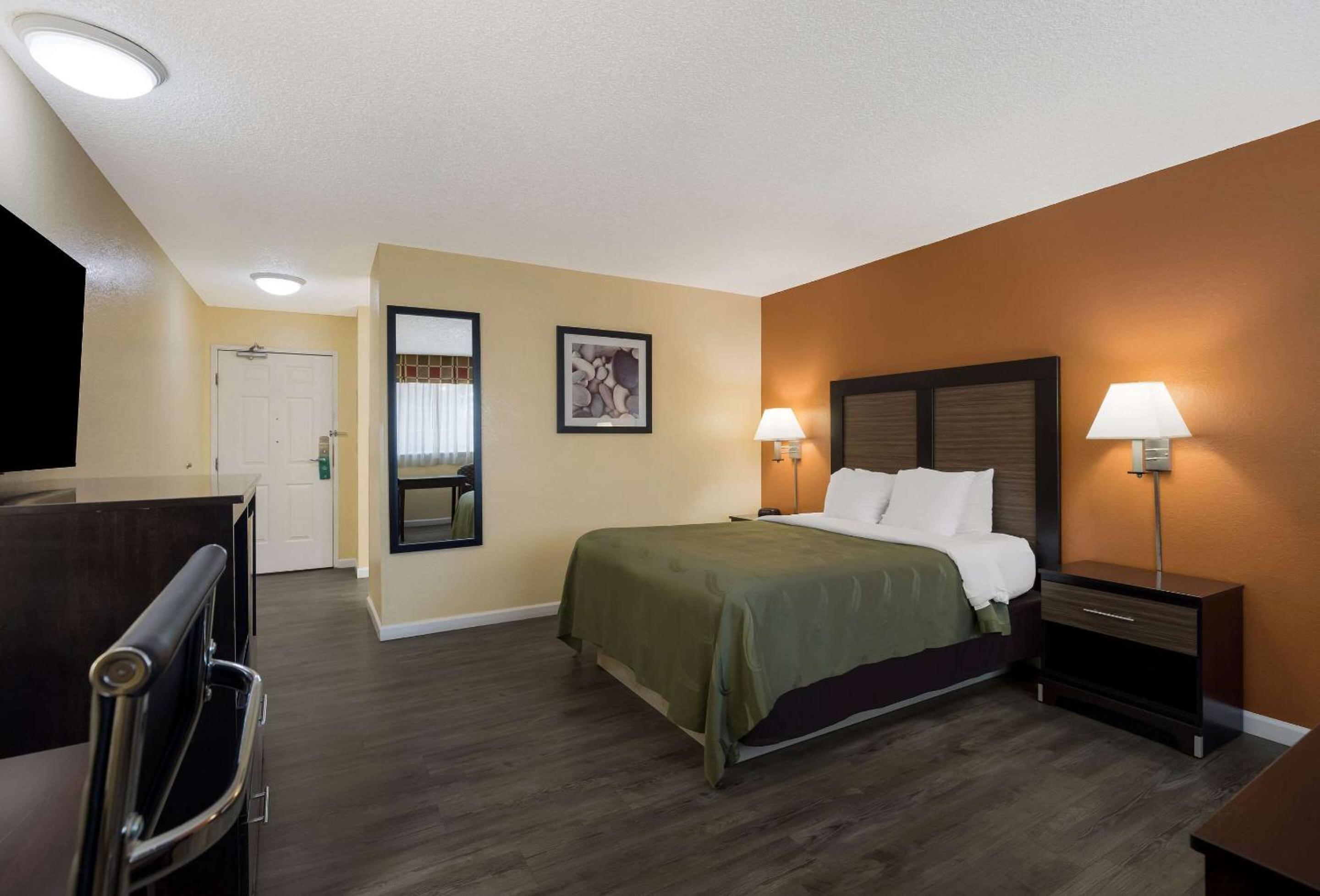 Queen Room - Accessible/Nonsmoking