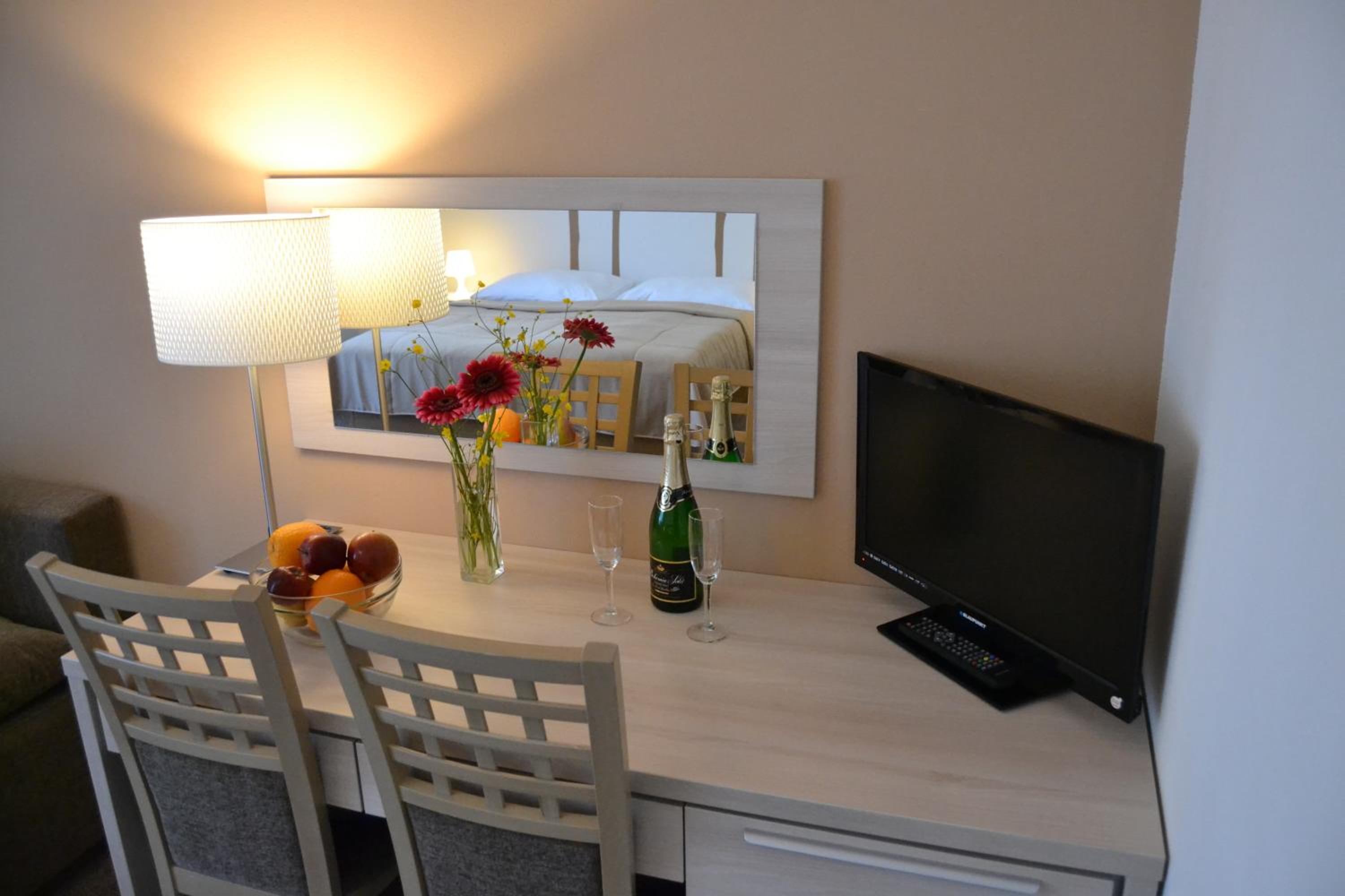 Double Room (+ 2 extra beds) photo 1