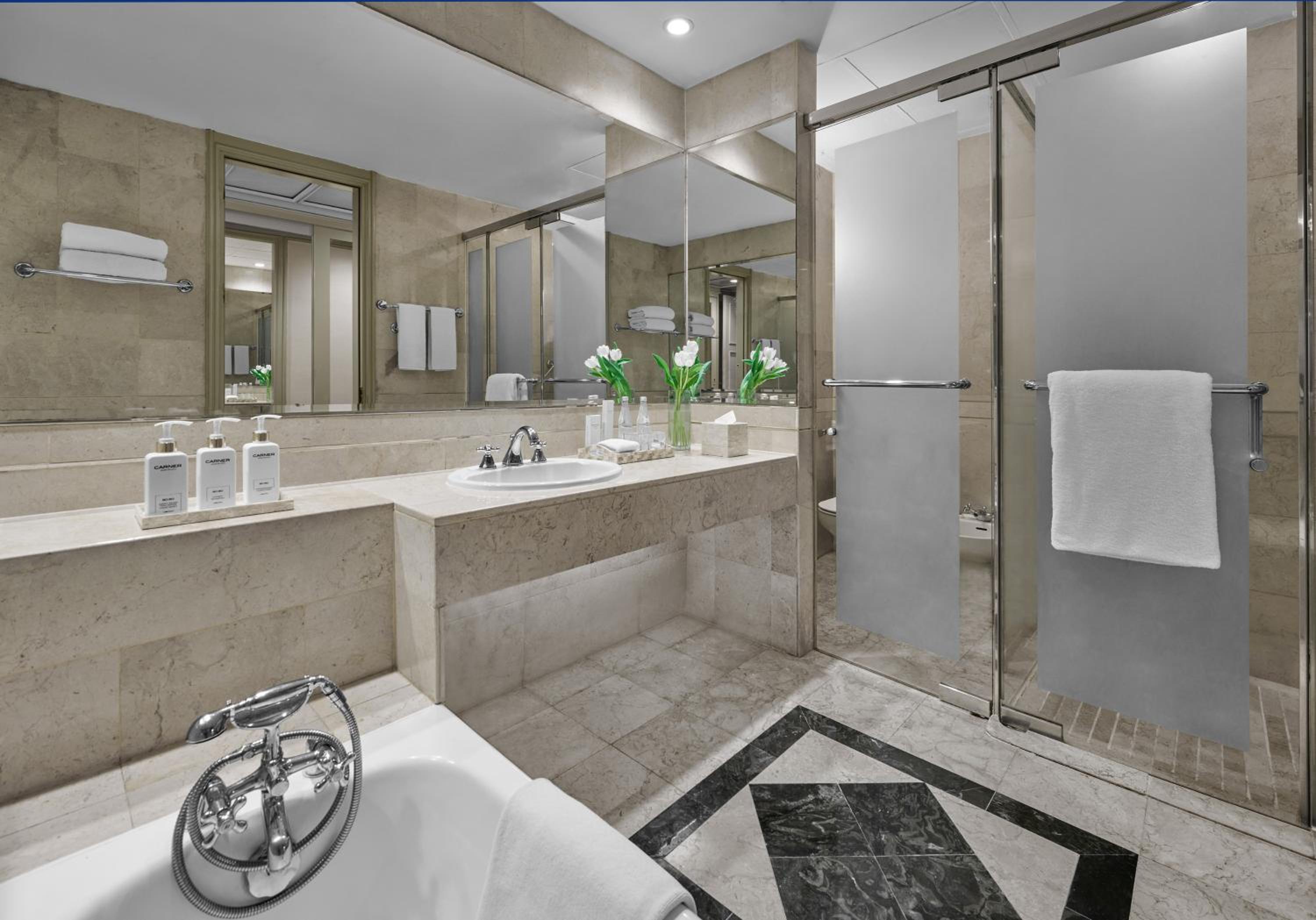 Deluxe Room thumbnail 6