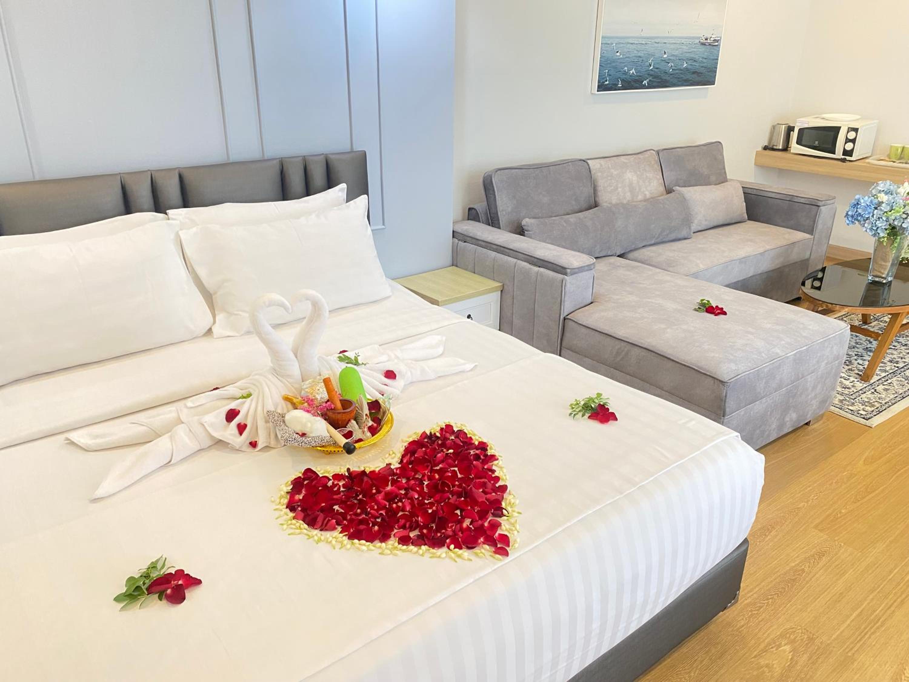 Honeymoon Suite - Photo 6