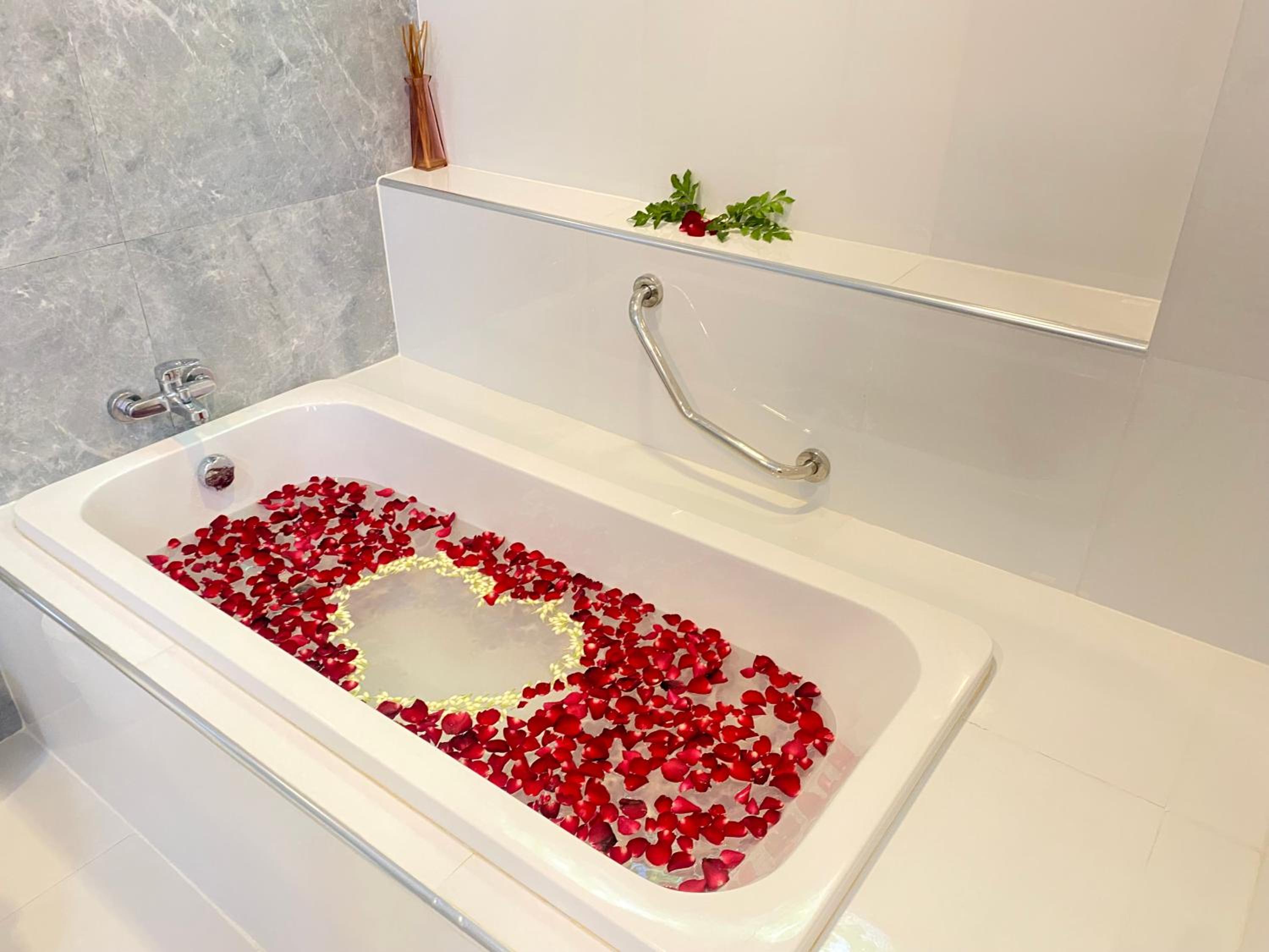 Honeymoon Suite - Photo 5