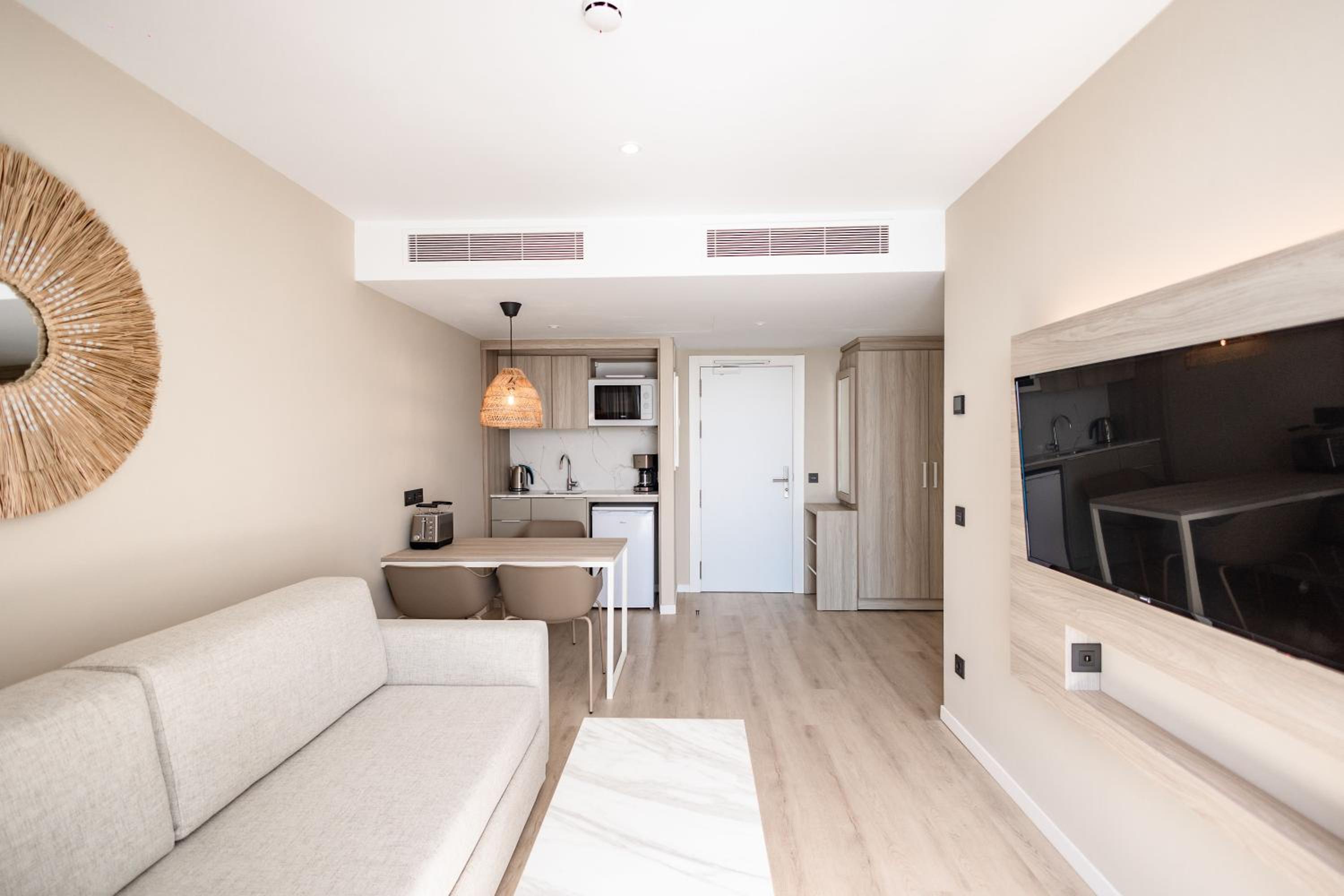 Junior Suite (2 Adults+ 2 Children)