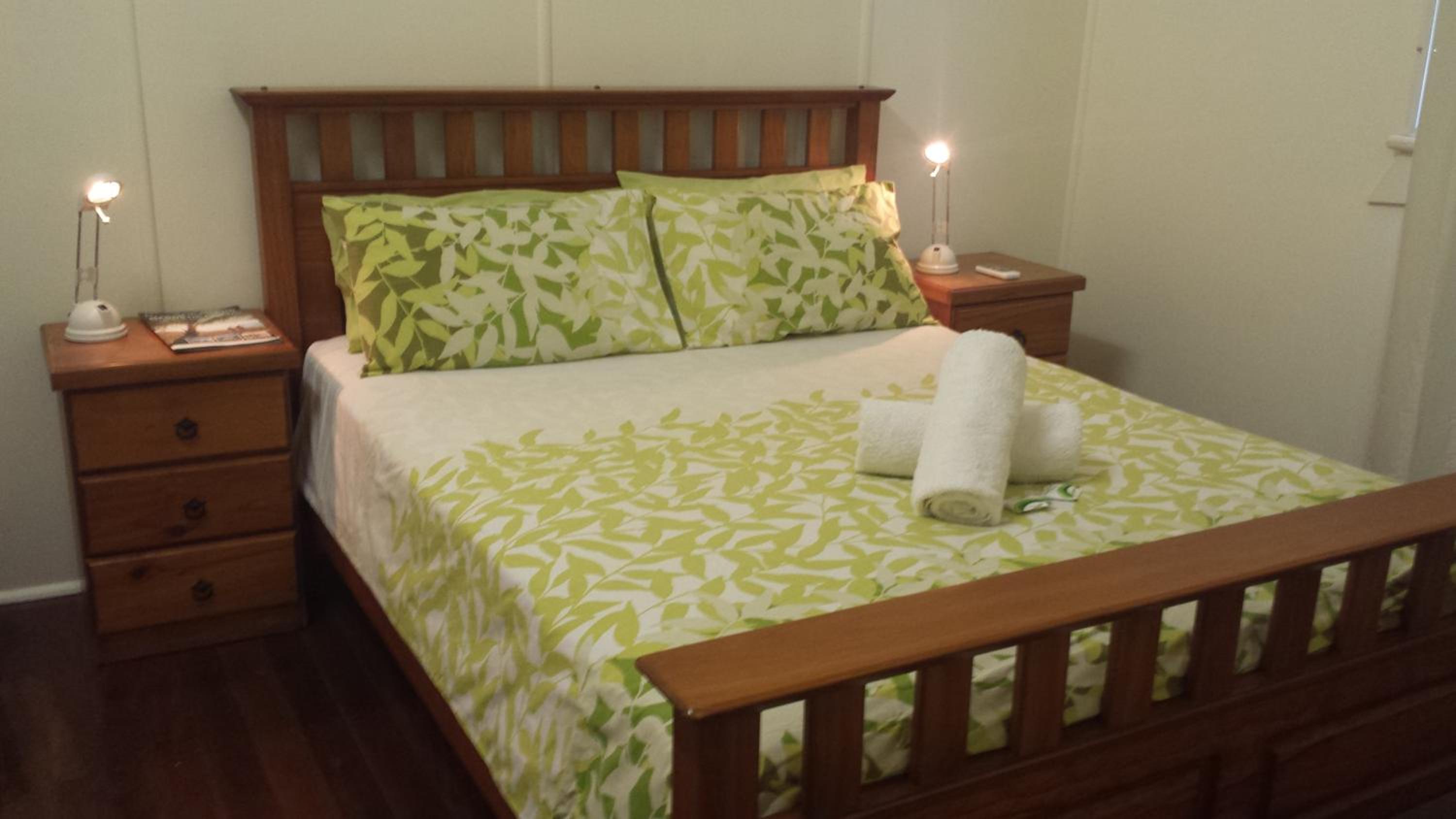 Standard Queen Room With Shared Bathroom - Joyce Bay photo 1