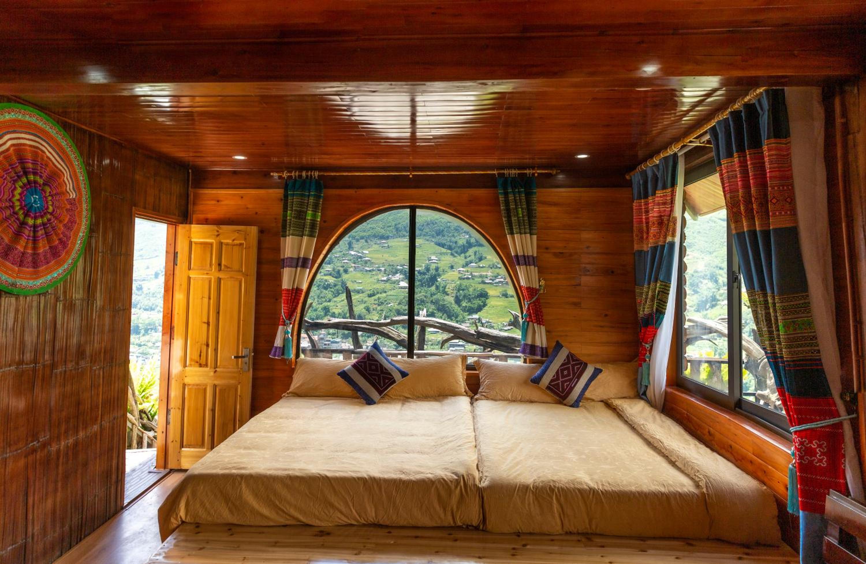 Family Room with Mountain View photo 3
