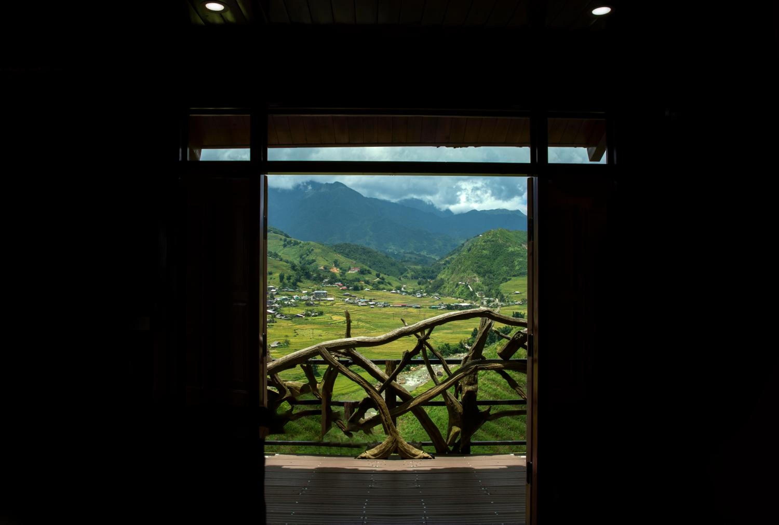 Family Room with Mountain View photo 2