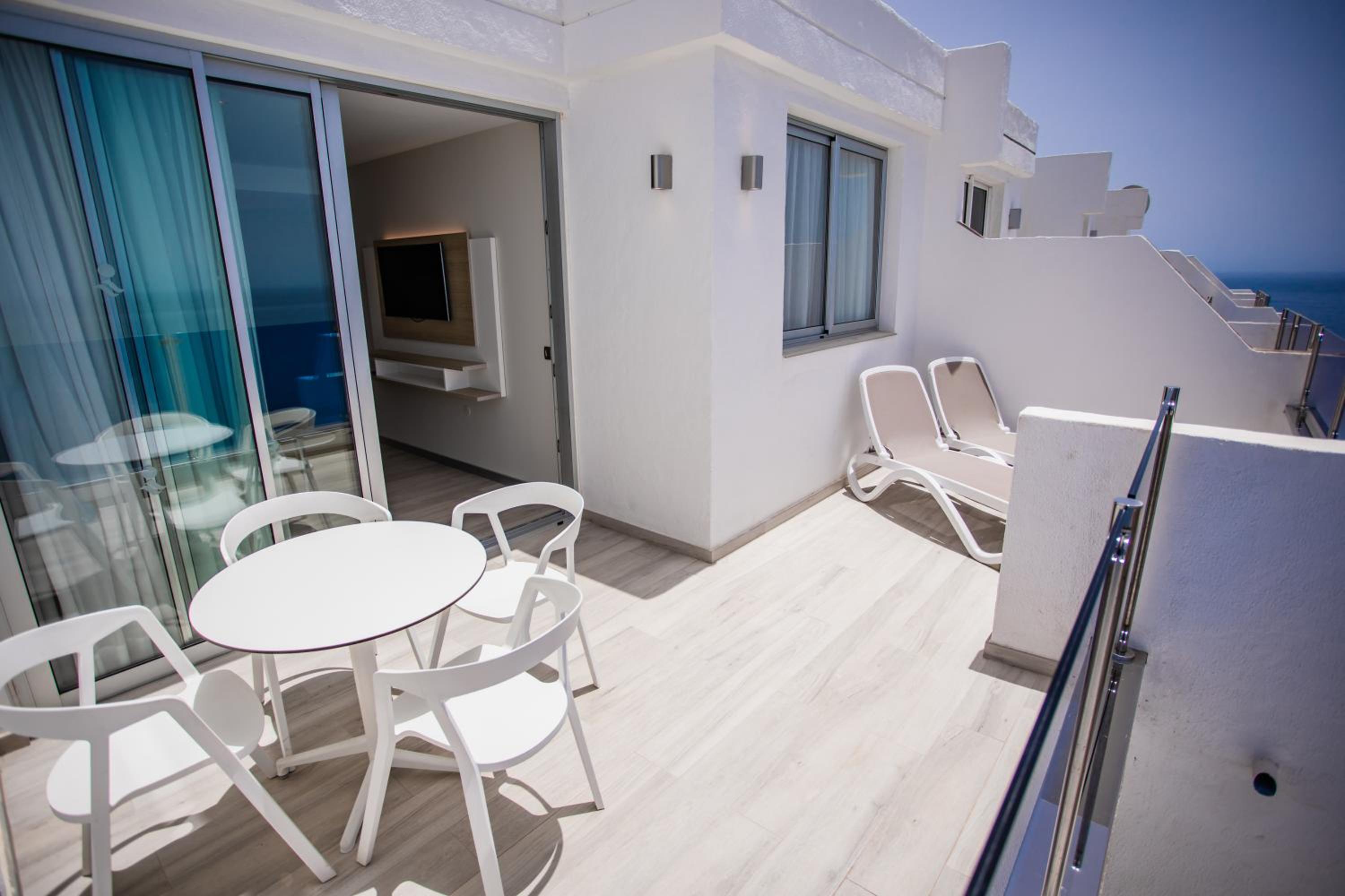 Family Suite with Limited Sea View(2 Adults+ 2 Children)