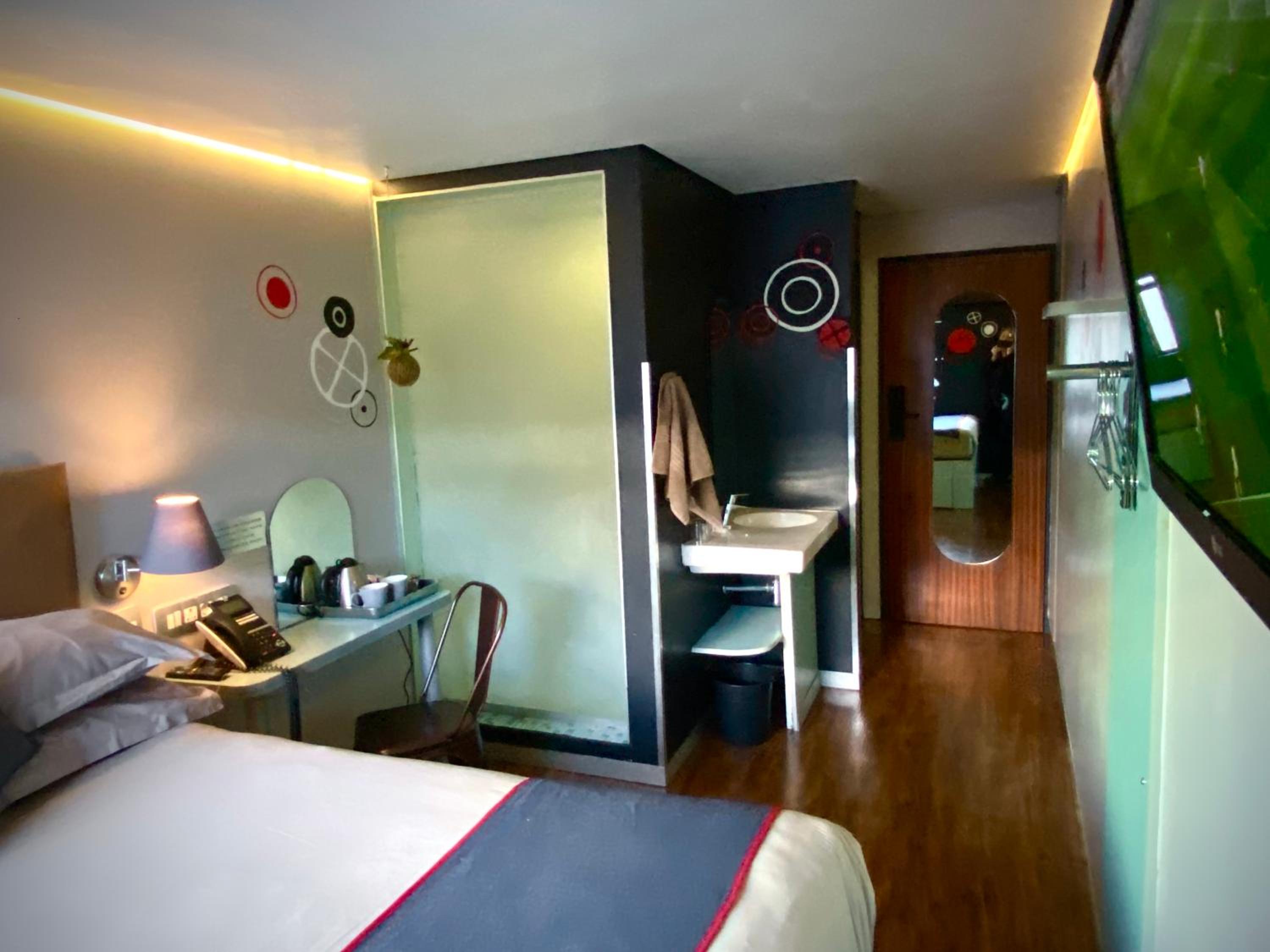Standard Queen Room photo 3