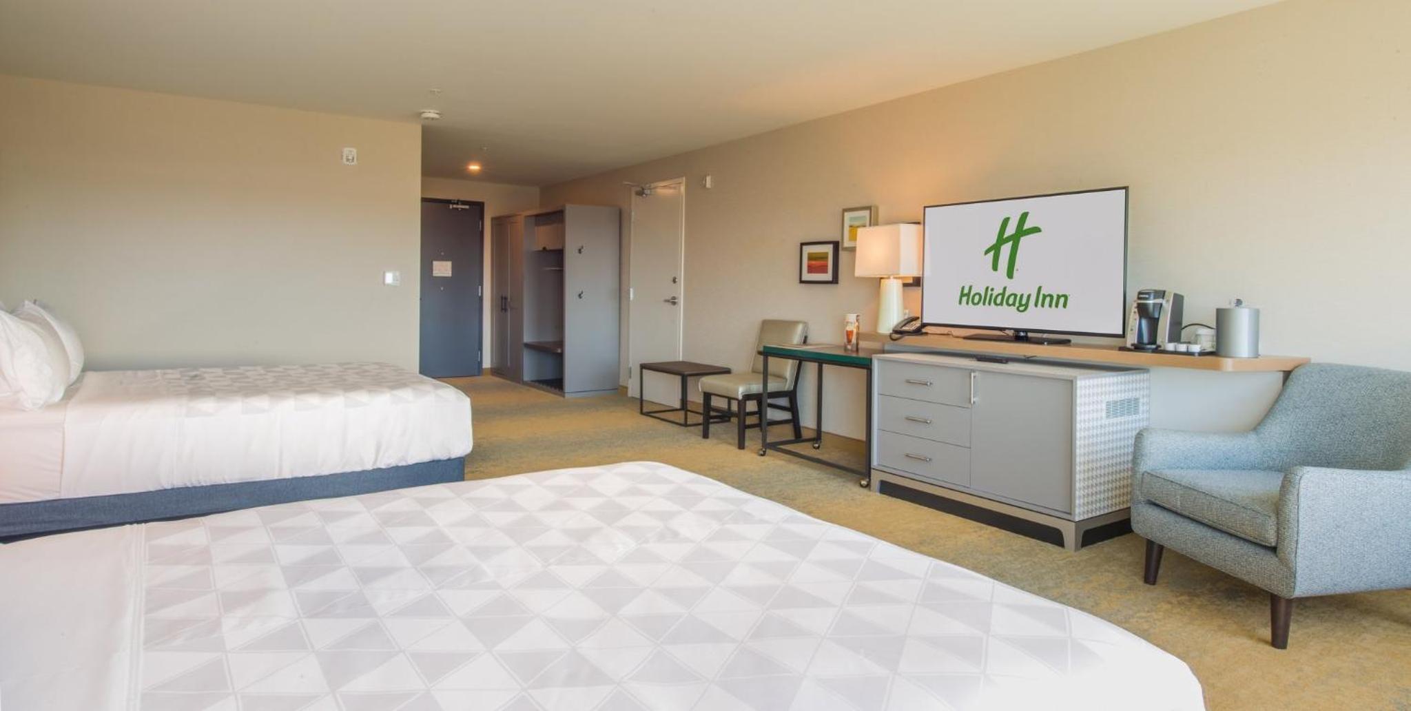 Premium Queen Room with Two Queen Beds - Photo 7