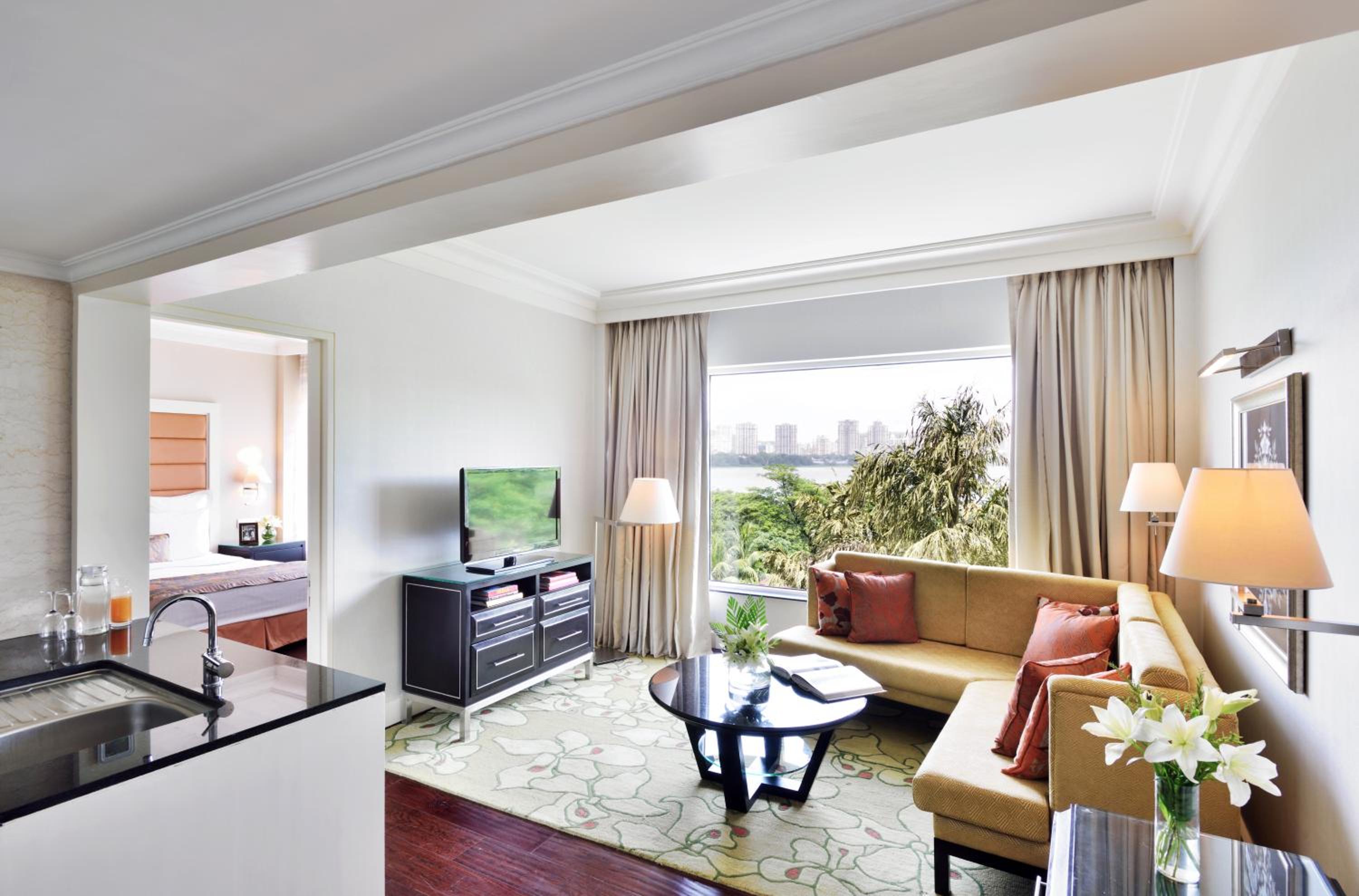 One-Bedroom Apartment with Lake View - Photo 1