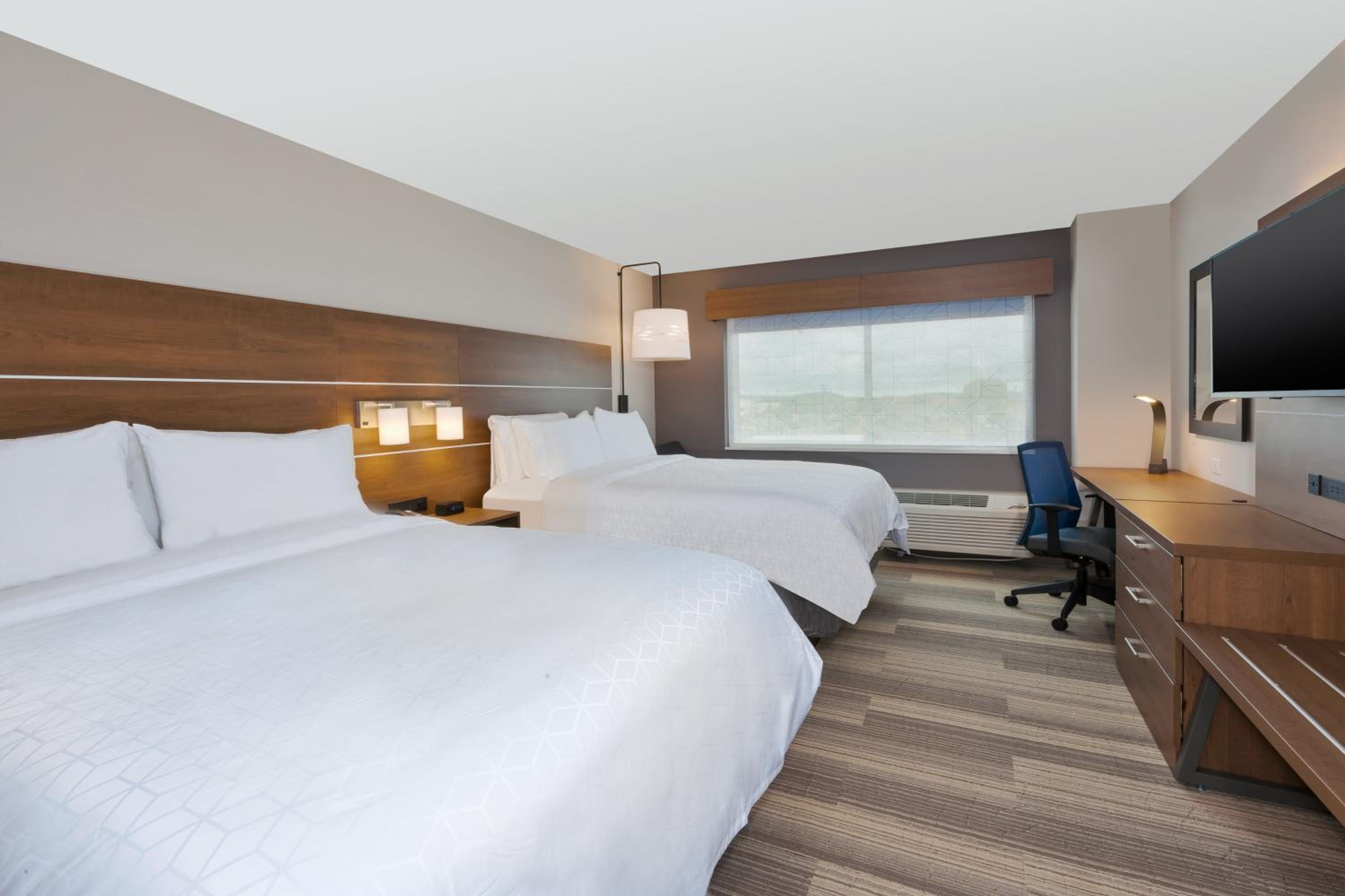 Standard Room with Two Queen Beds - Photo 2