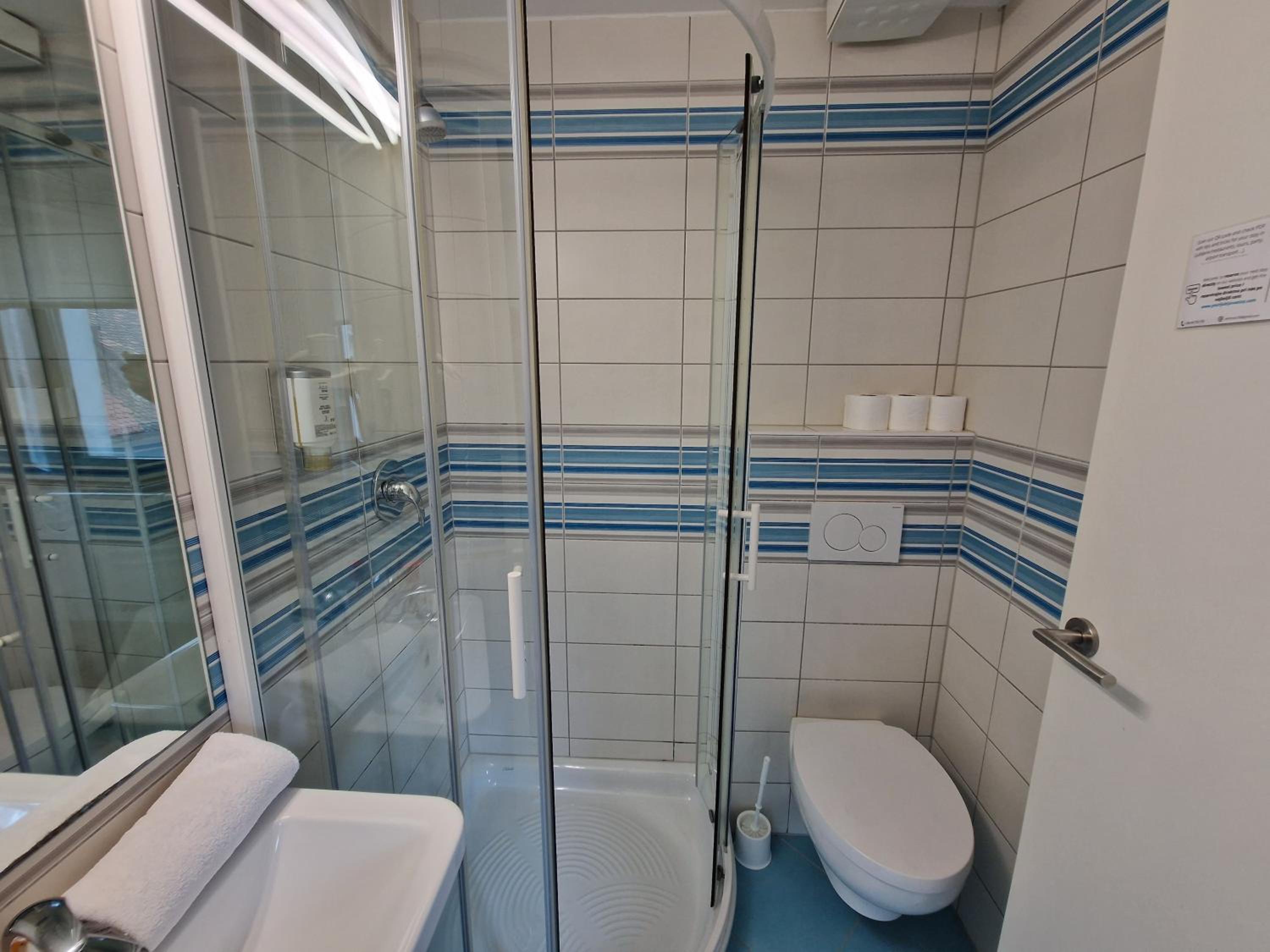Budget Double Room with Private Bathroom photo 3