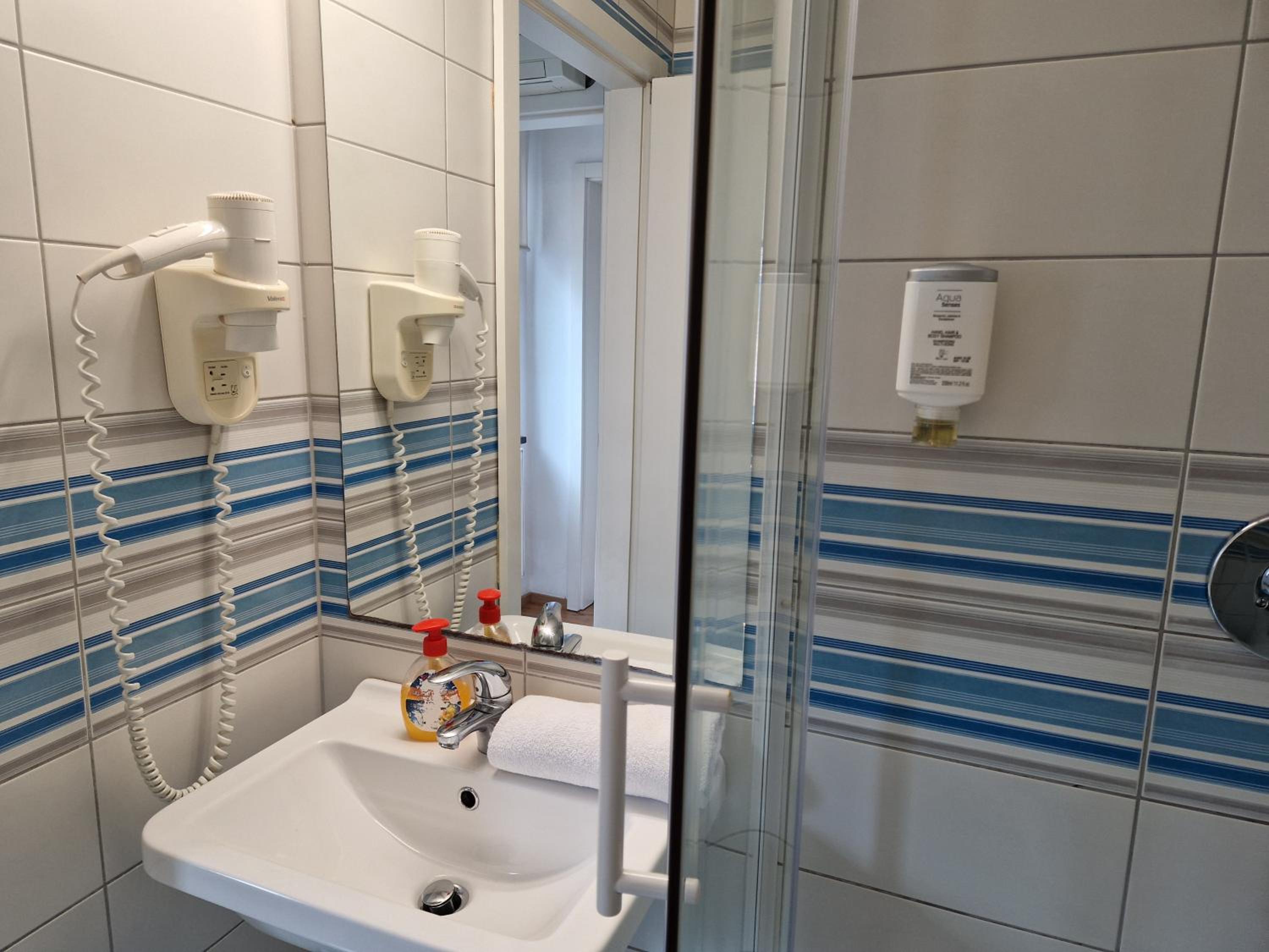 Budget Double Room with Private Bathroom photo 2