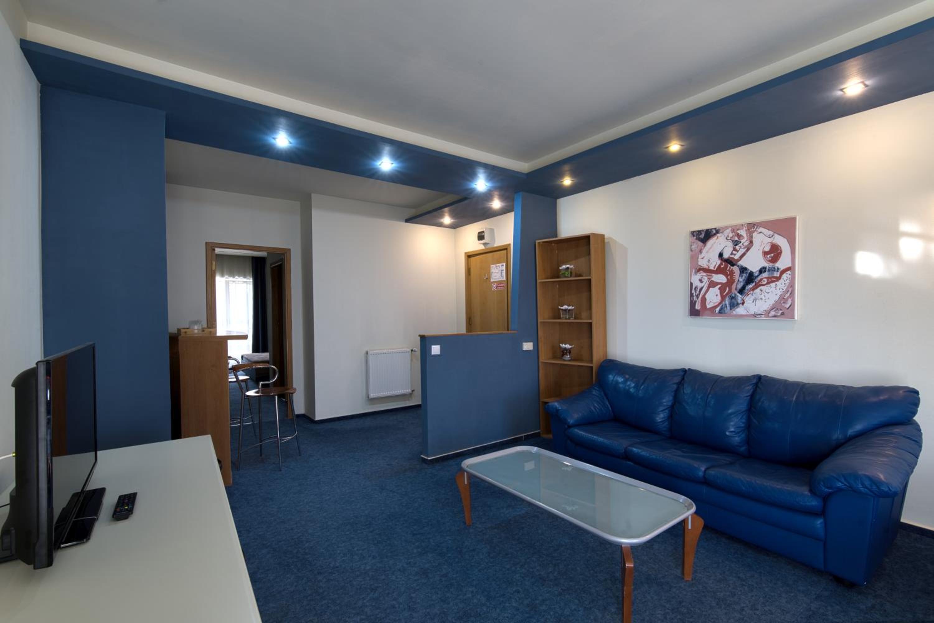 One-Bedroom Apartment - Photo 1