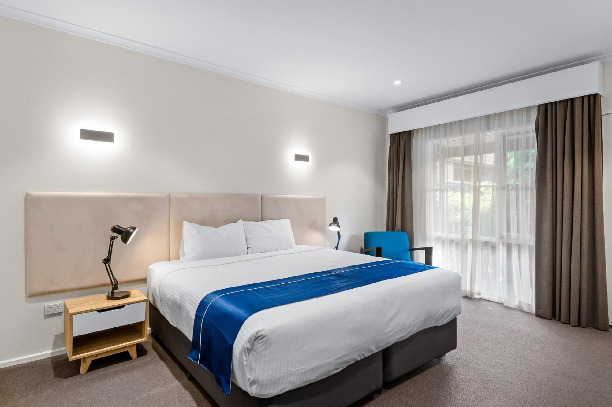 Executive Suite - Photo 6
