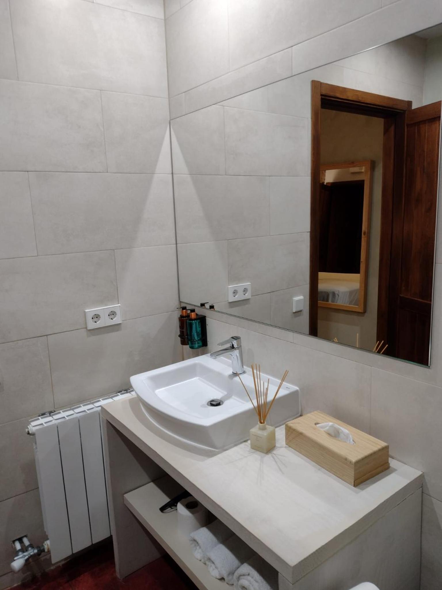 Double or Twin Room - Photo 3